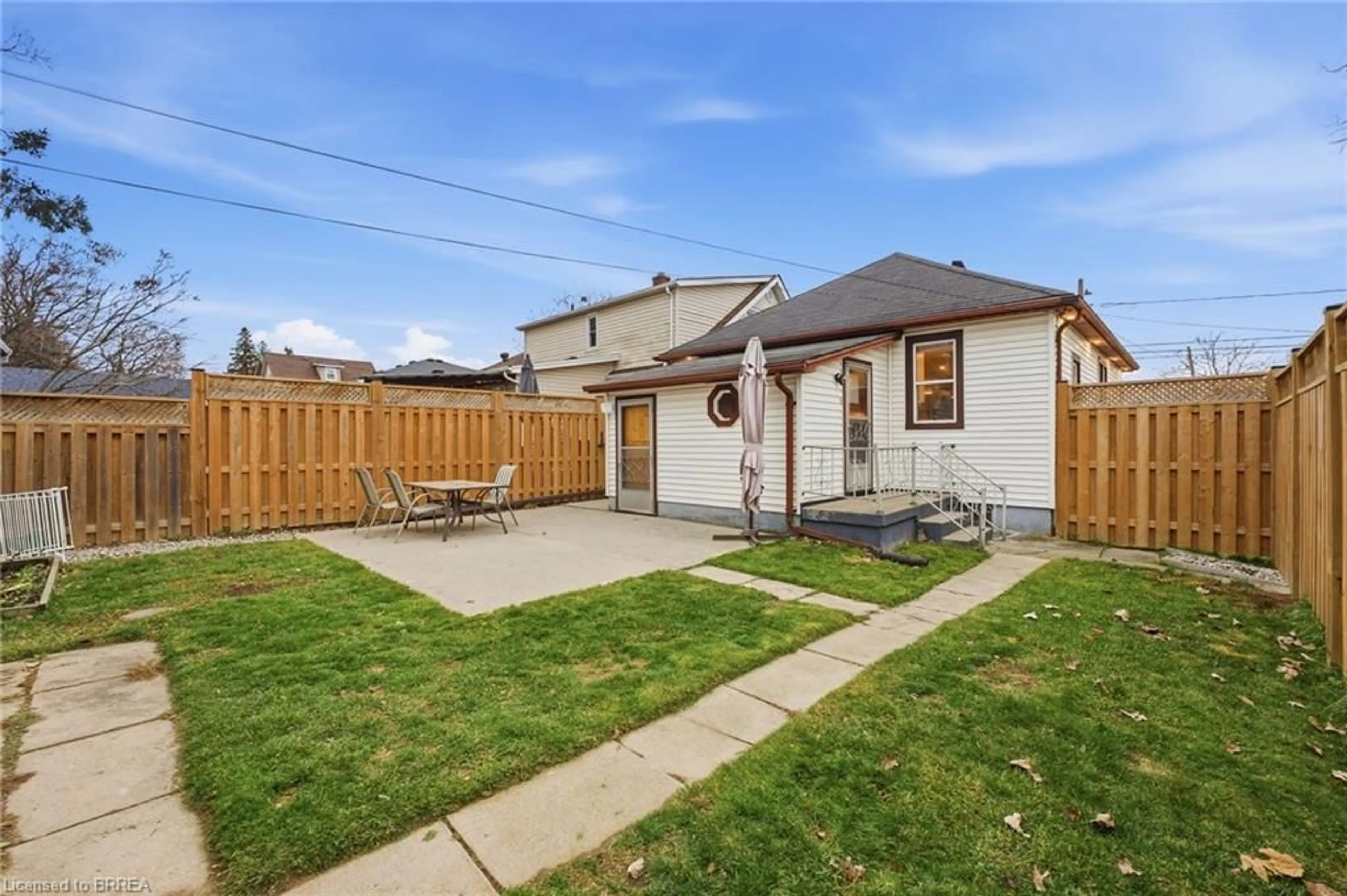 Patio, street for 366 Wellington St, Brantford Ontario N3S 4A9