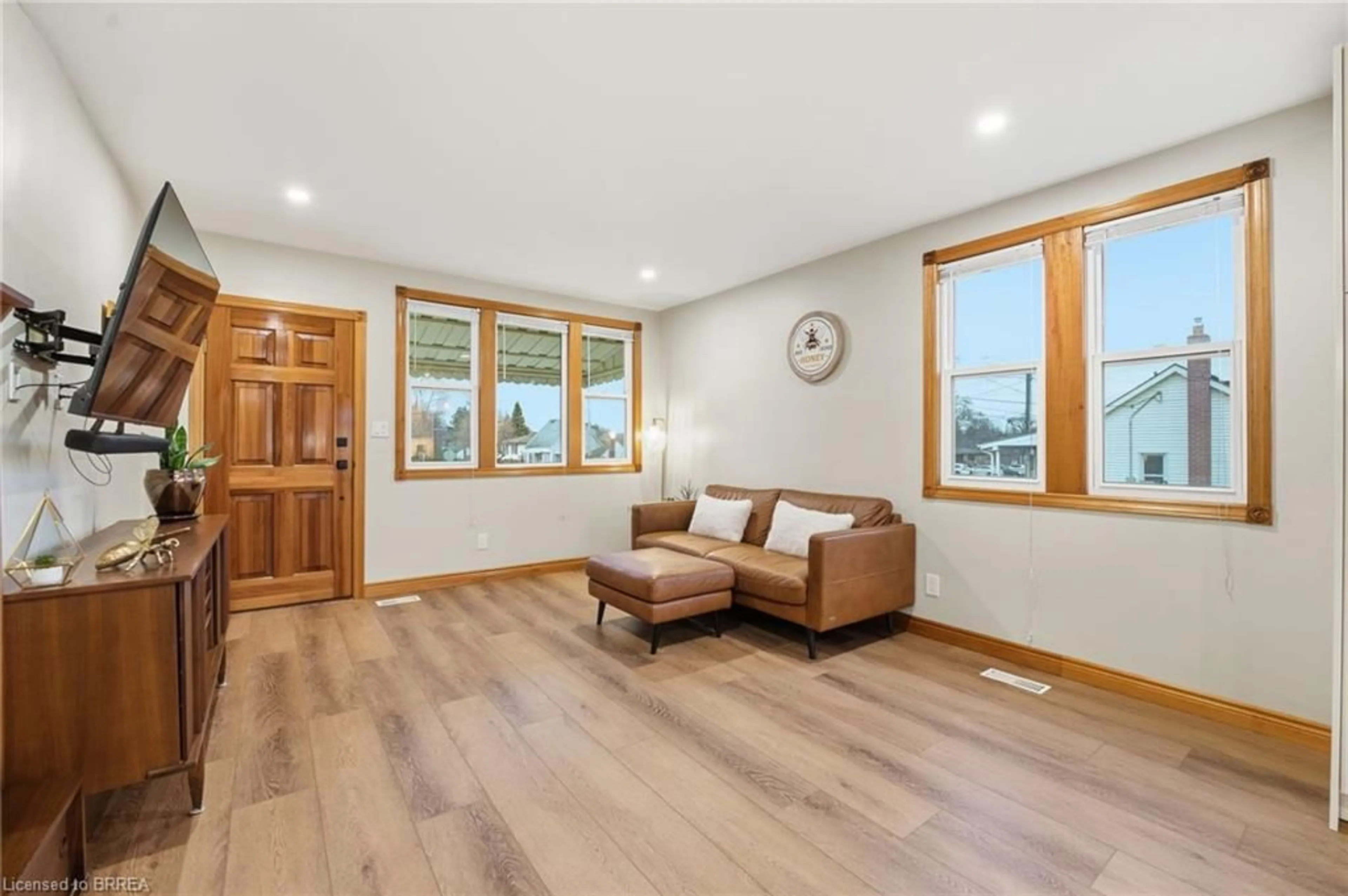 Living room with furniture, wood/laminate floor for 366 Wellington St, Brantford Ontario N3S 4A9