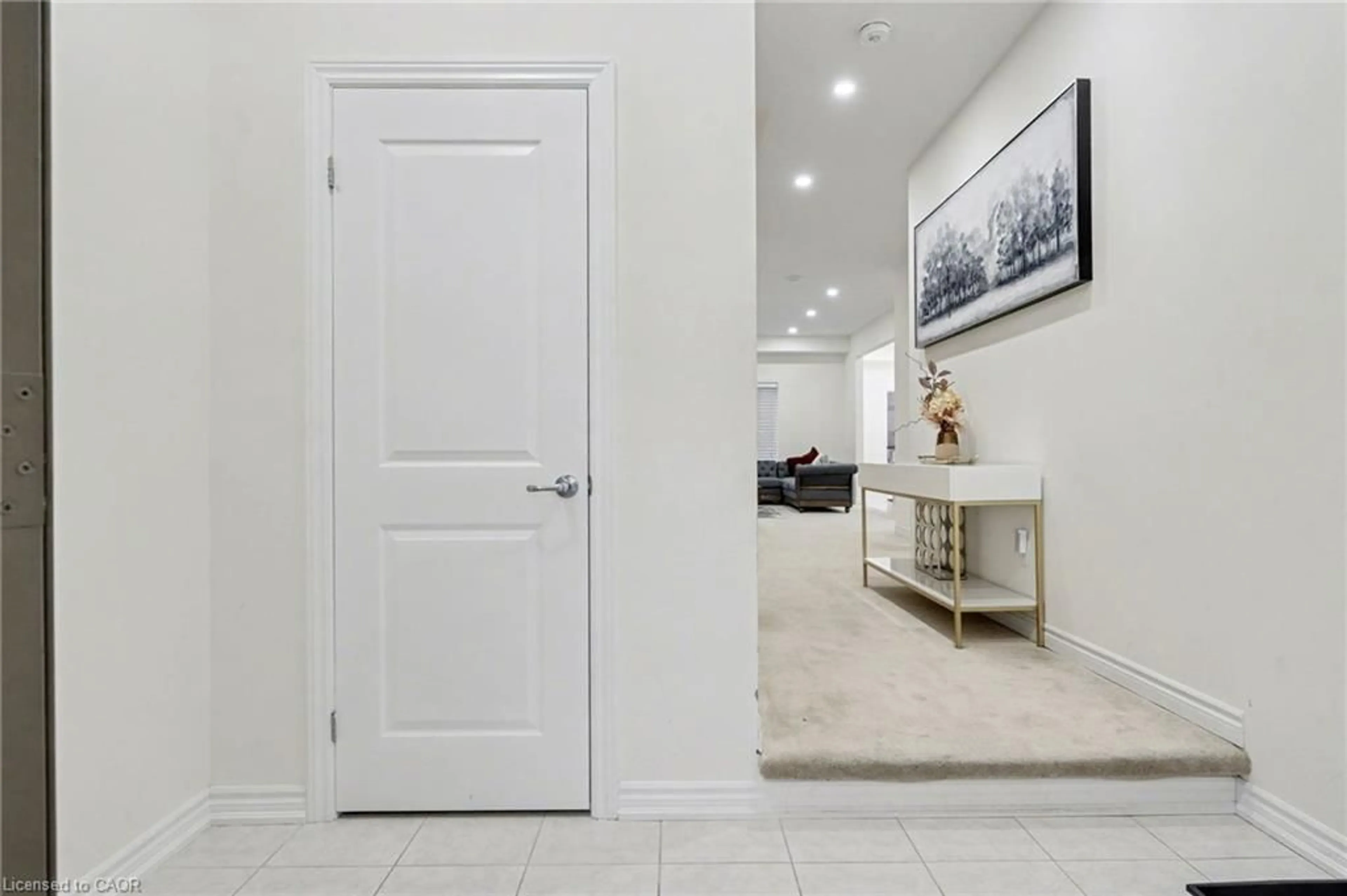 Indoor entryway for 18 Jenner Dr, Paris Ontario N3L 0L2