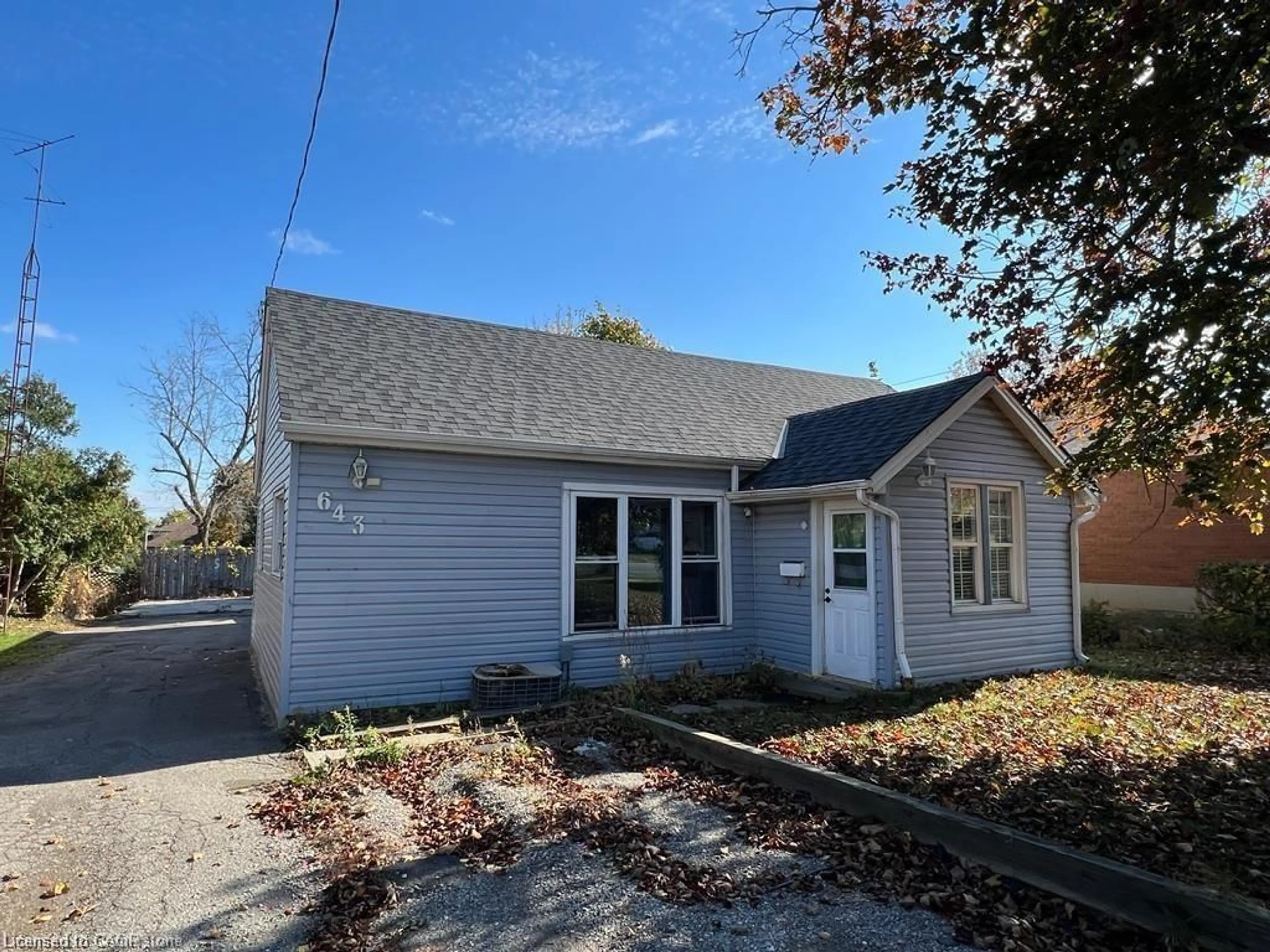 Home with vinyl exterior material, street for 643 West 5th St, Hamilton Ontario L9C 3R1