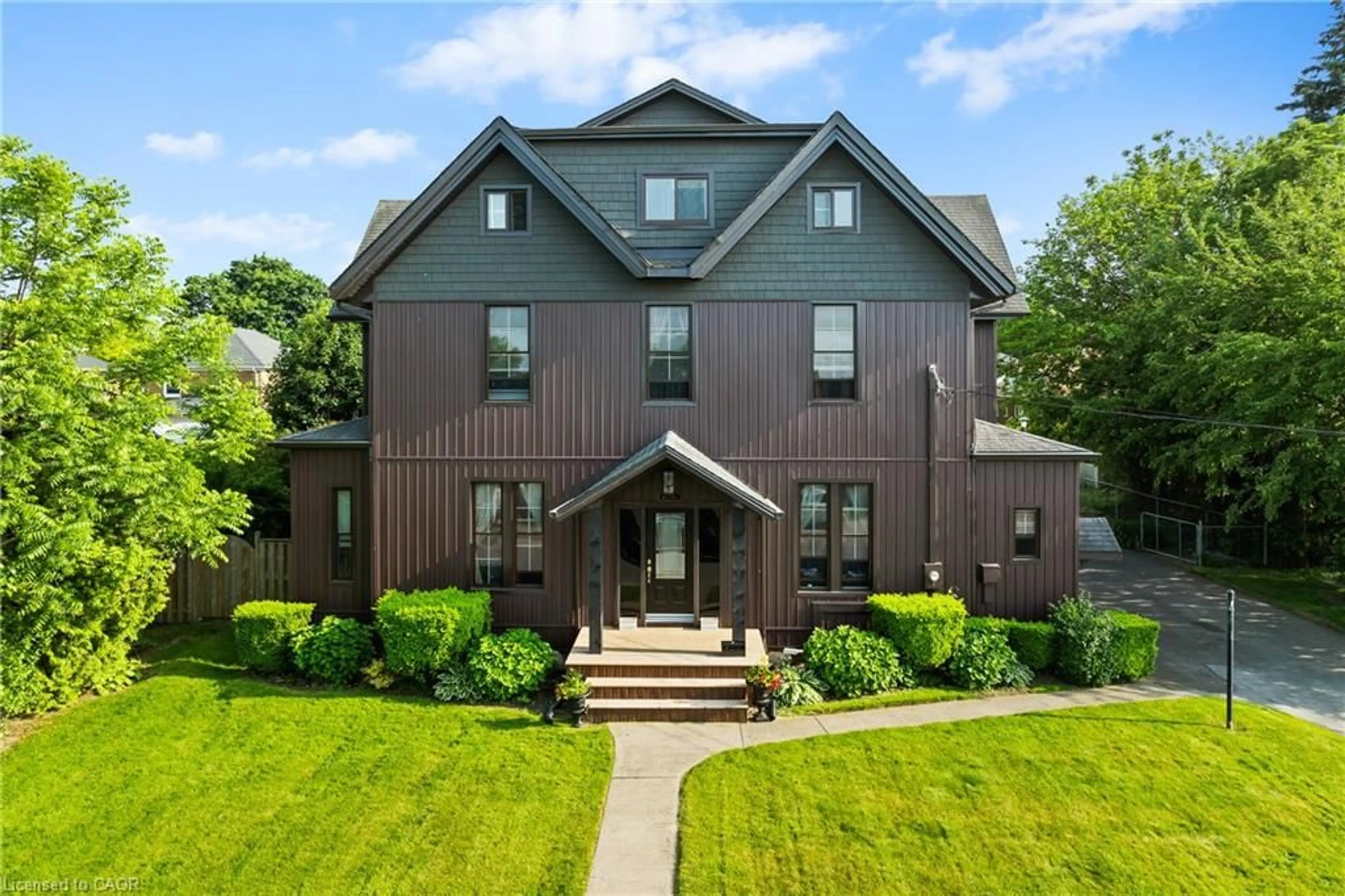 Home with vinyl exterior material, building for 5368 Menzie St, Niagara Falls Ontario L2E 2V8