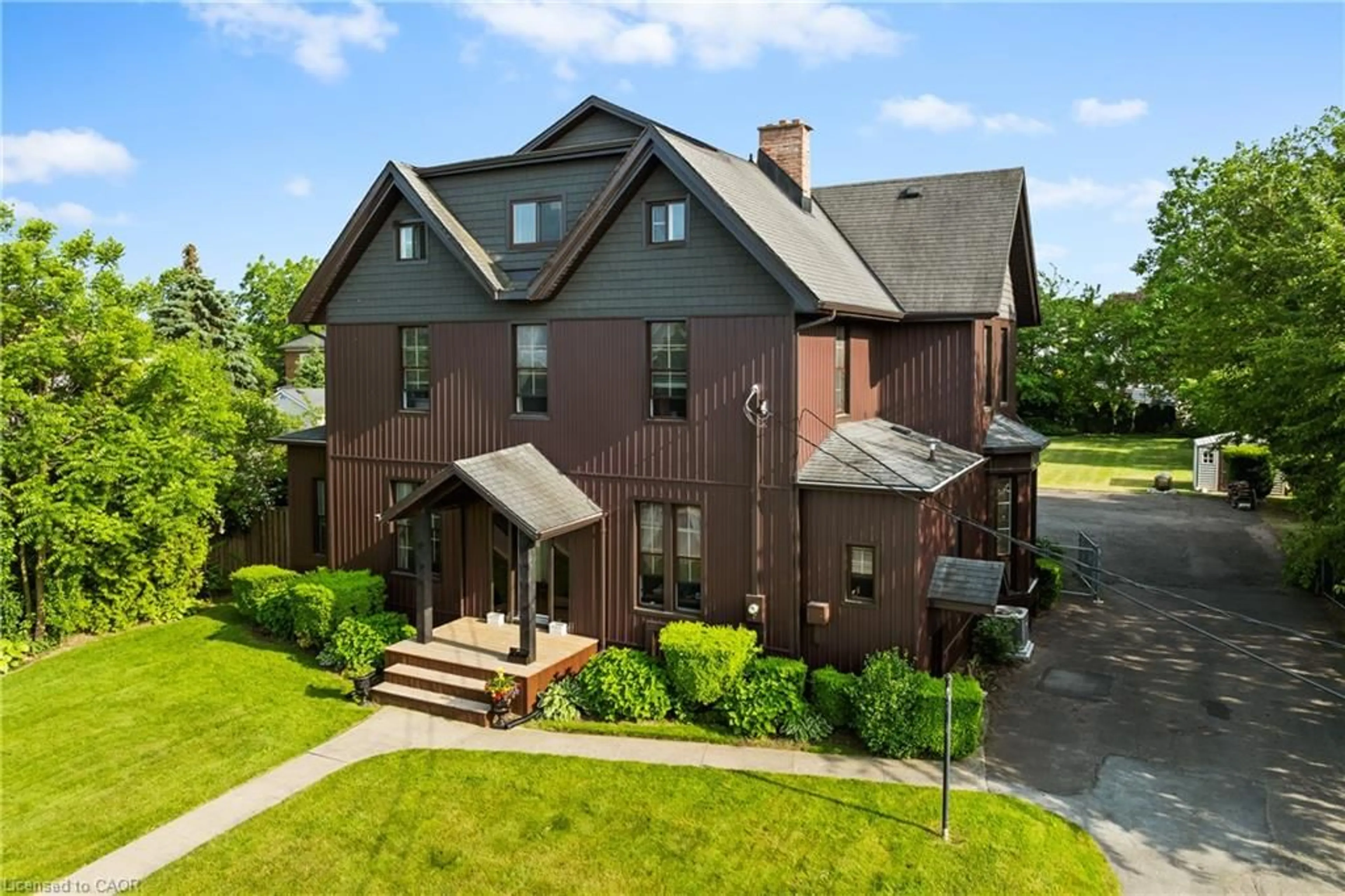 A pic from outside/outdoor area/front of a property/back of a property/a pic from drone, street for 5368 Menzie St, Niagara Falls Ontario L2E 2V8