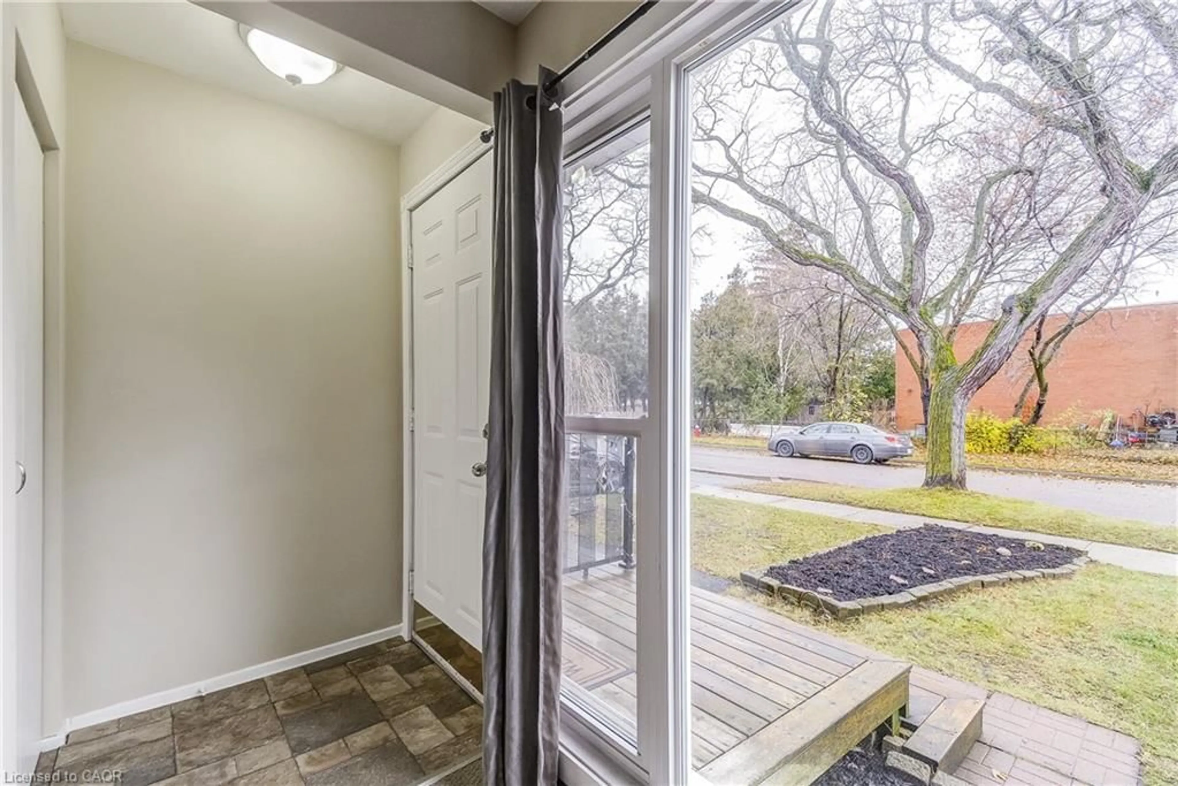 Indoor entryway for 2420 Maryvale Crt, Burlington Ontario L7P 2P2