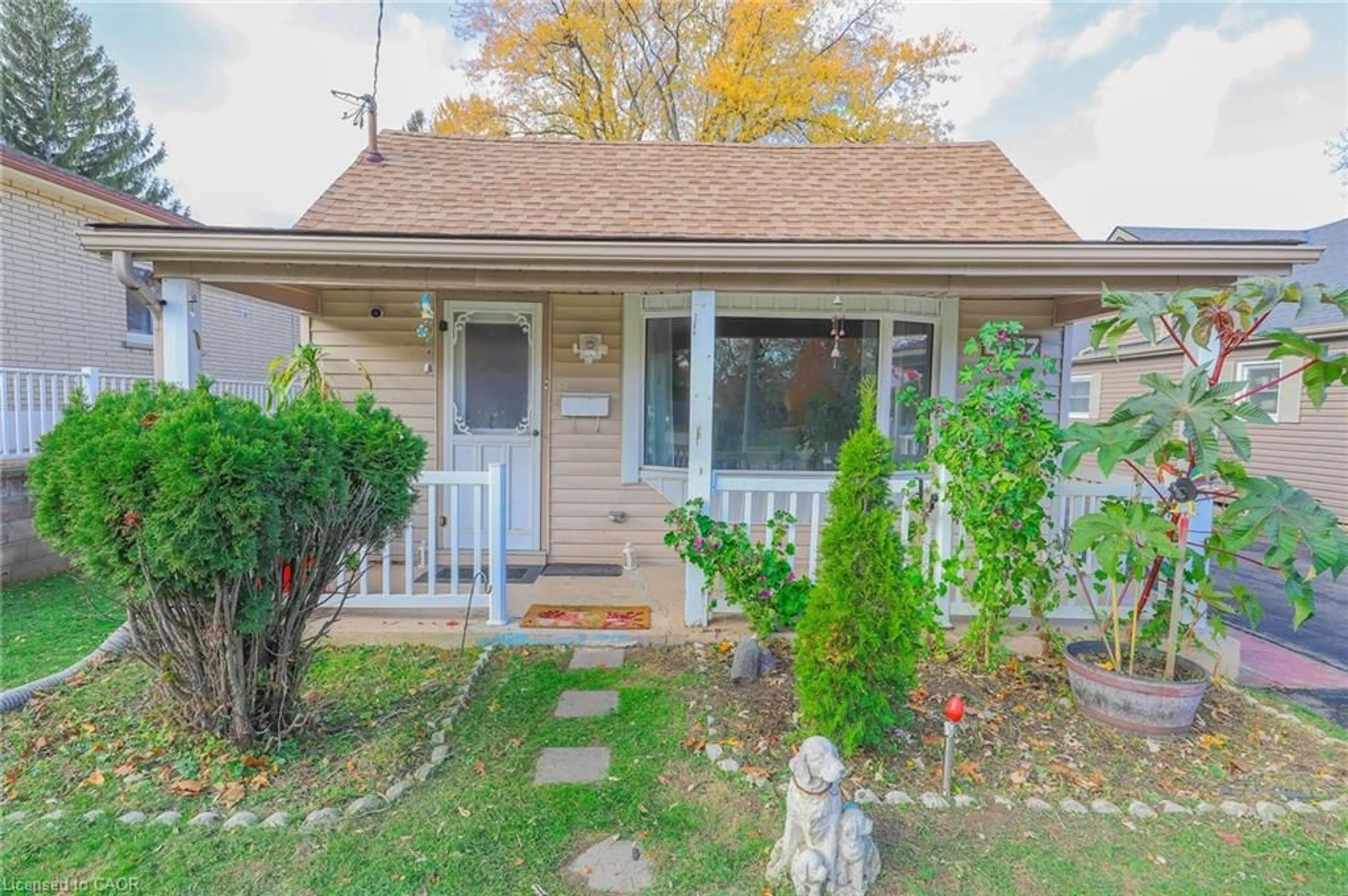 Home with vinyl exterior material, street for 5537 Montrose Rd, Niagara Falls Ontario L2H 1K9