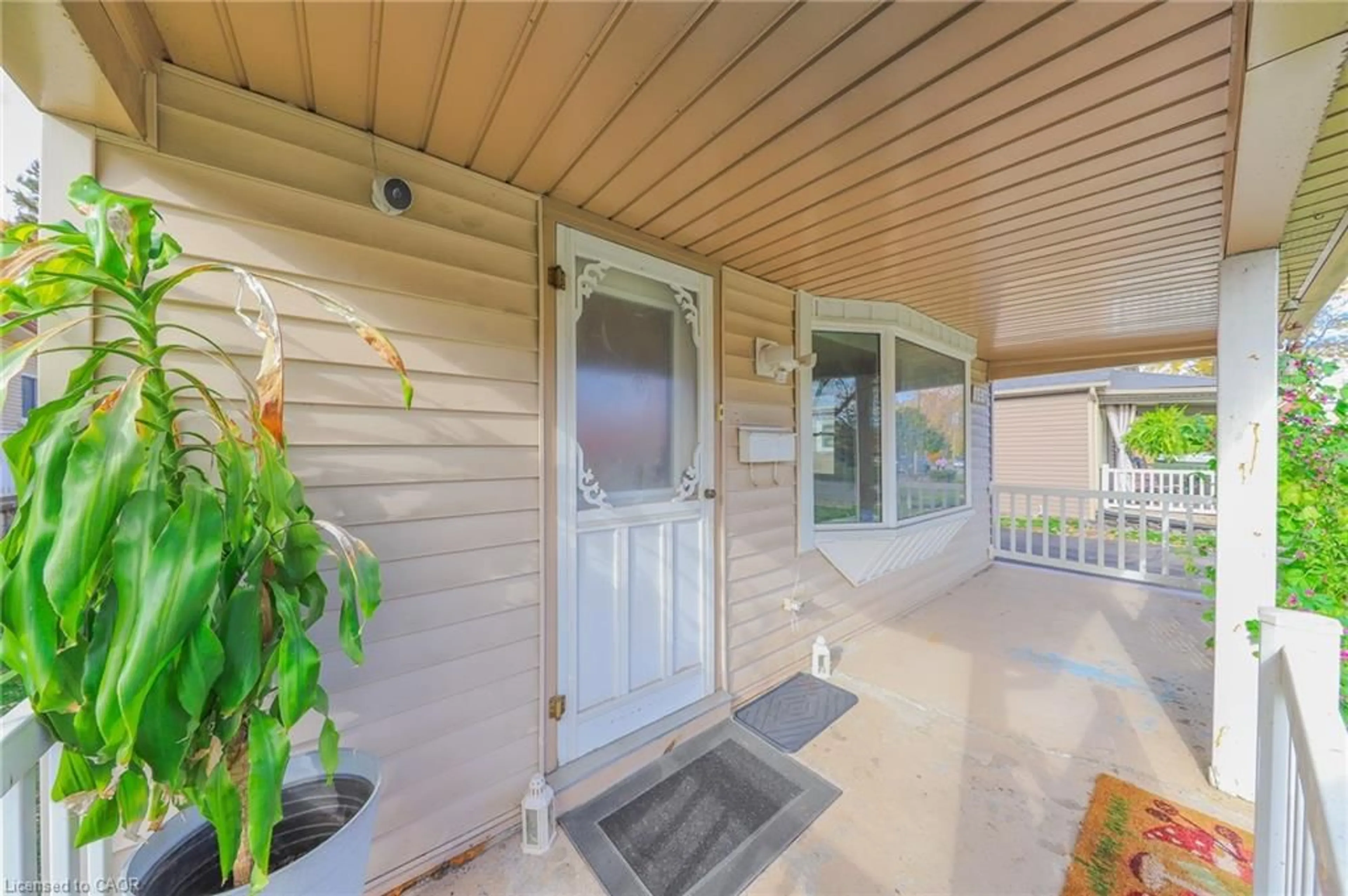 Indoor entryway for 5537 Montrose Rd, Niagara Falls Ontario L2H 1K9