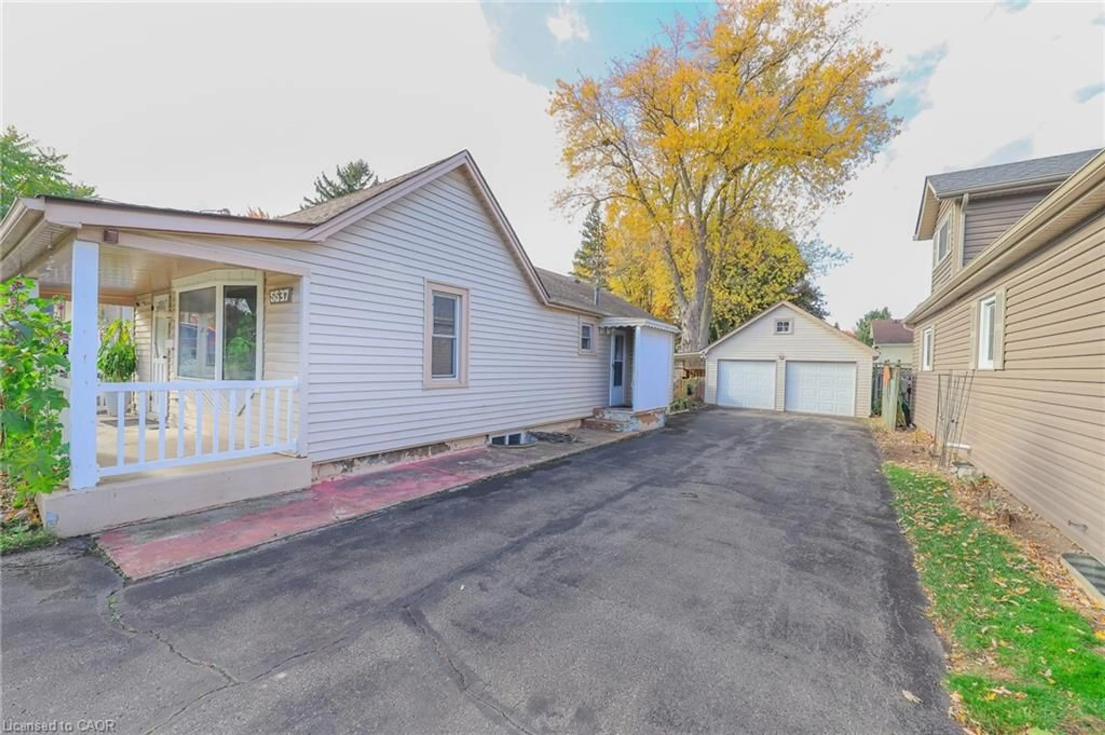 A pic from outside/outdoor area/front of a property/back of a property/a pic from drone, street for 5537 Montrose Rd, Niagara Falls Ontario L2H 1K9