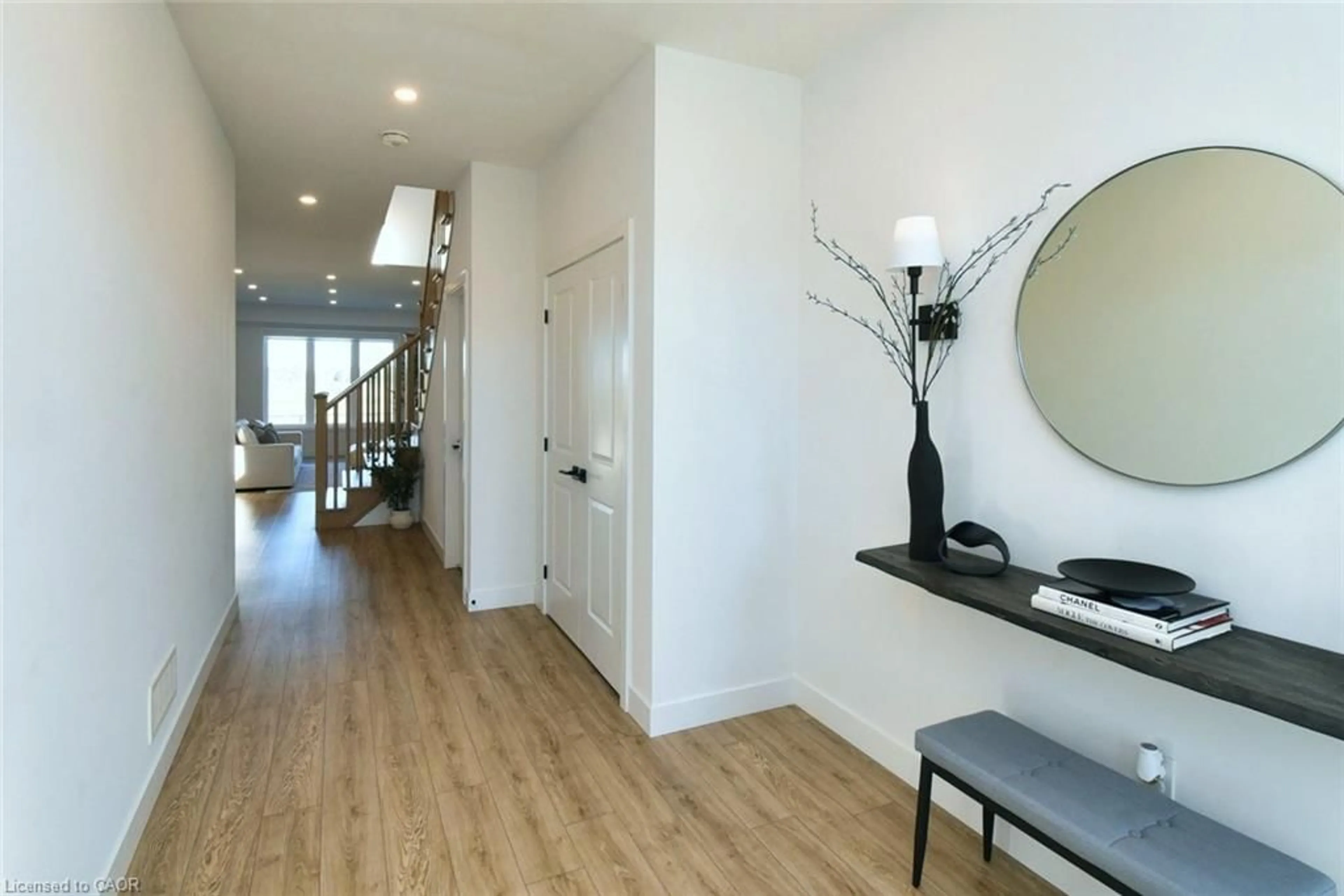 Indoor entryway for 100 Bedrock Dr, Hamilton Ontario L8J 0K6