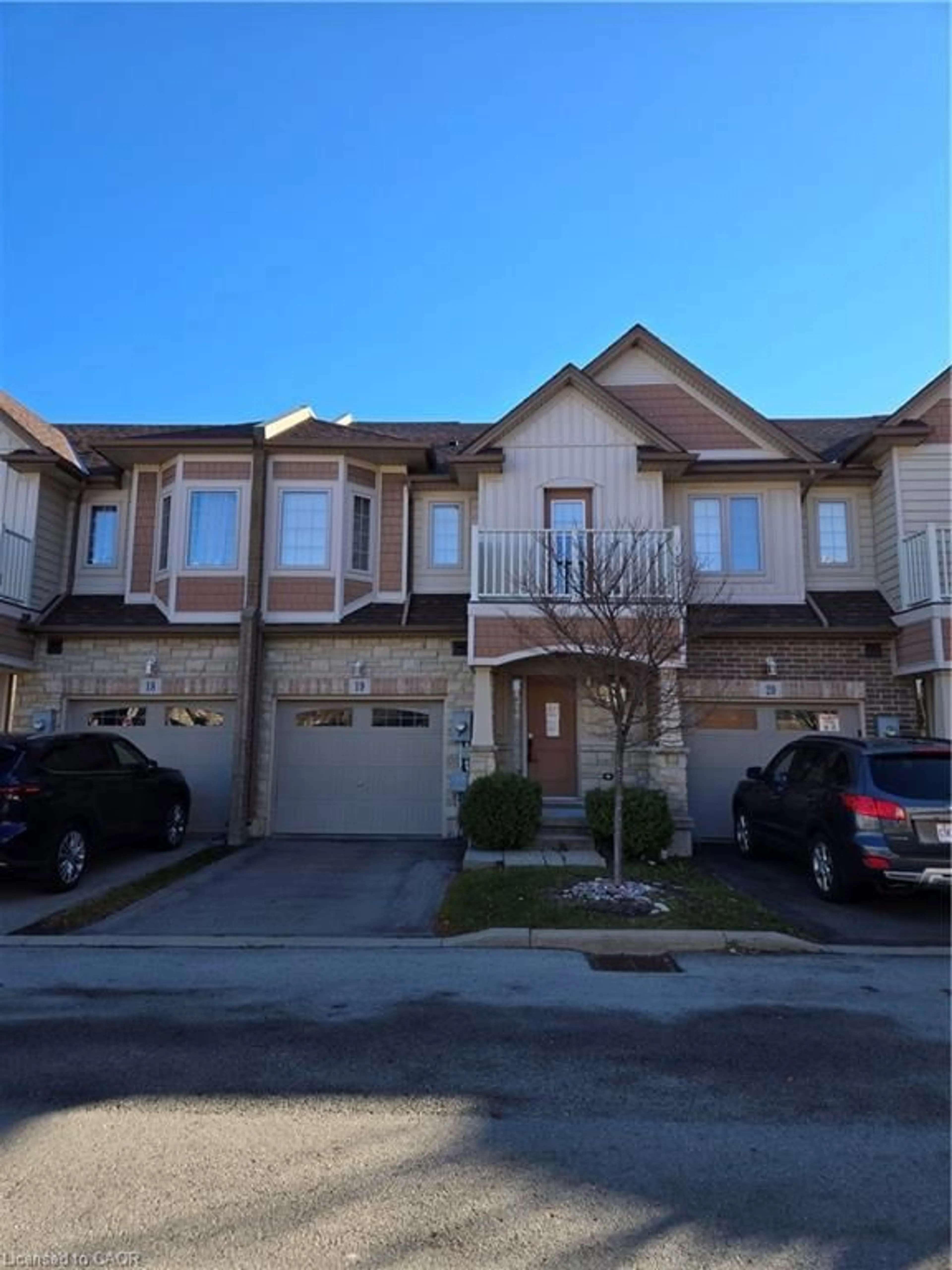 A pic from outside/outdoor area/front of a property/back of a property/a pic from drone, street for 7 Lakelawn Rd #19, Grimsby Ontario L3M 0E9