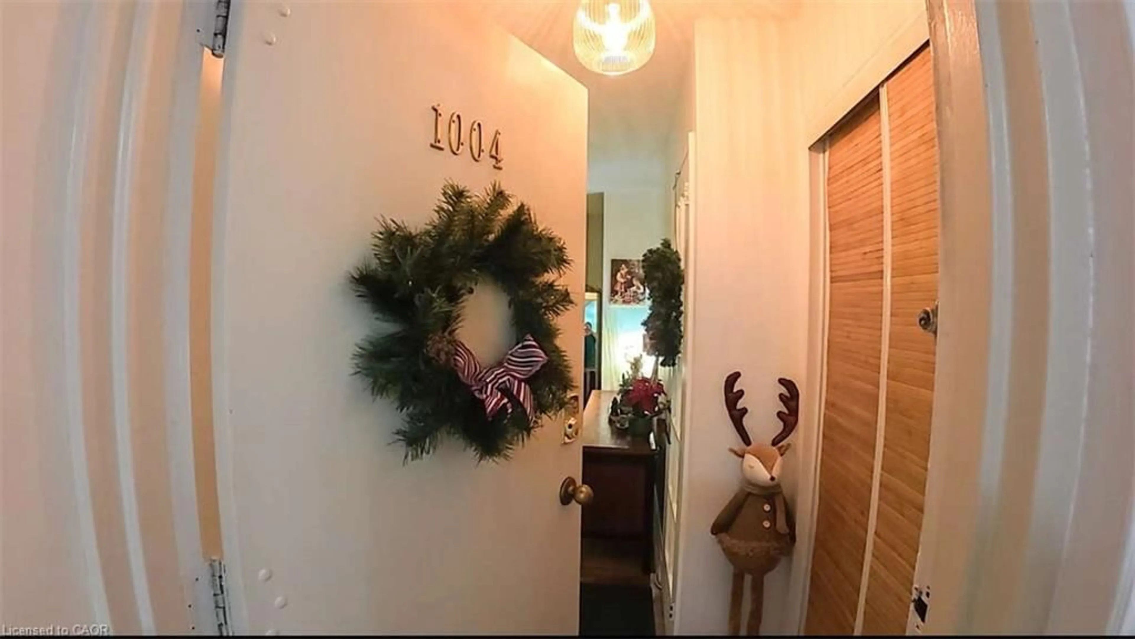 Indoor entryway for 49 Queen St #1004, Mississauga Ontario L5G 4N6