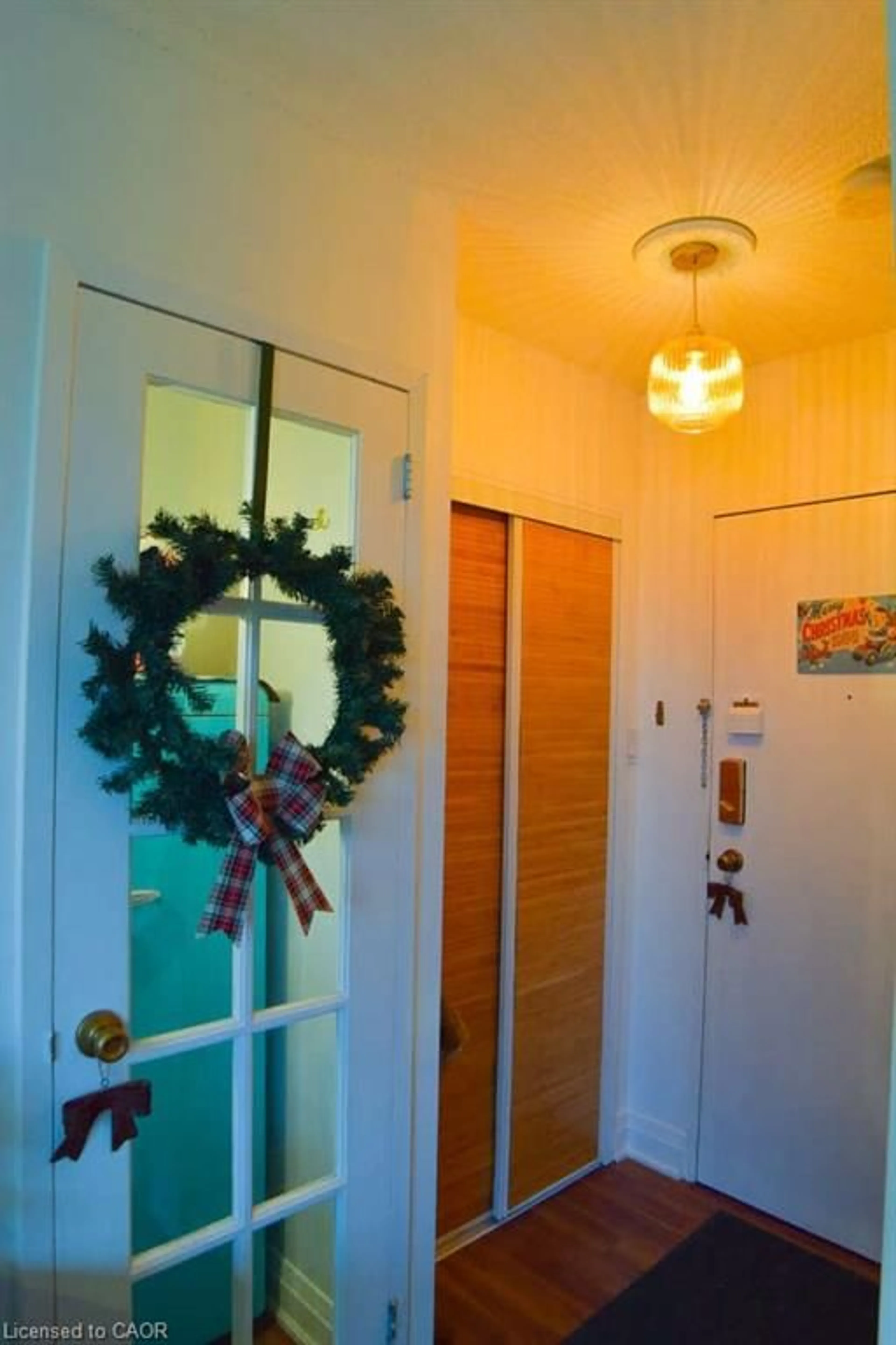 Indoor entryway for 49 Queen St #1004, Mississauga Ontario L5G 4N6