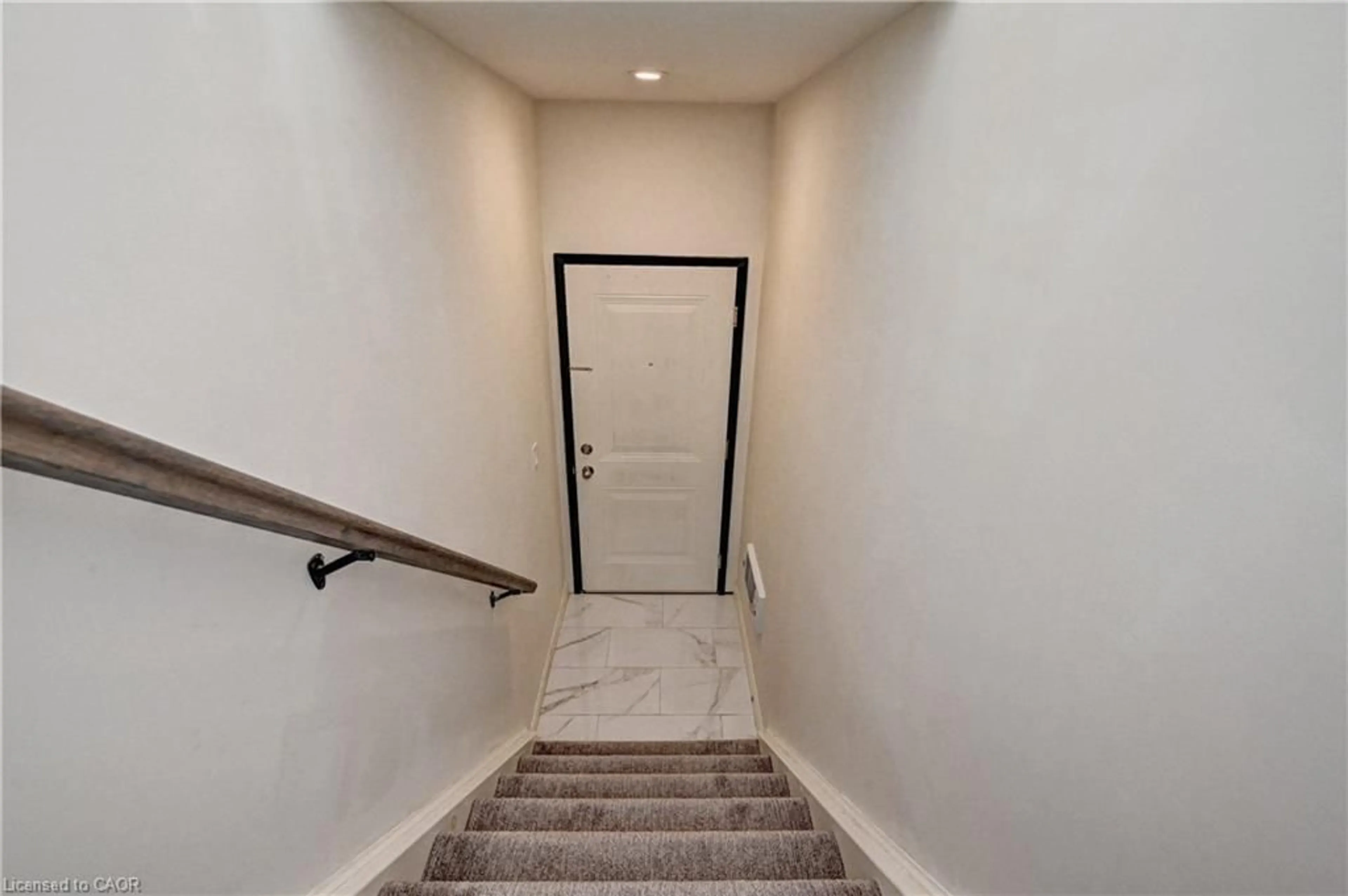 Indoor foyer for 164 Heiman St #7C, Kitchener Ontario N2M 3L9