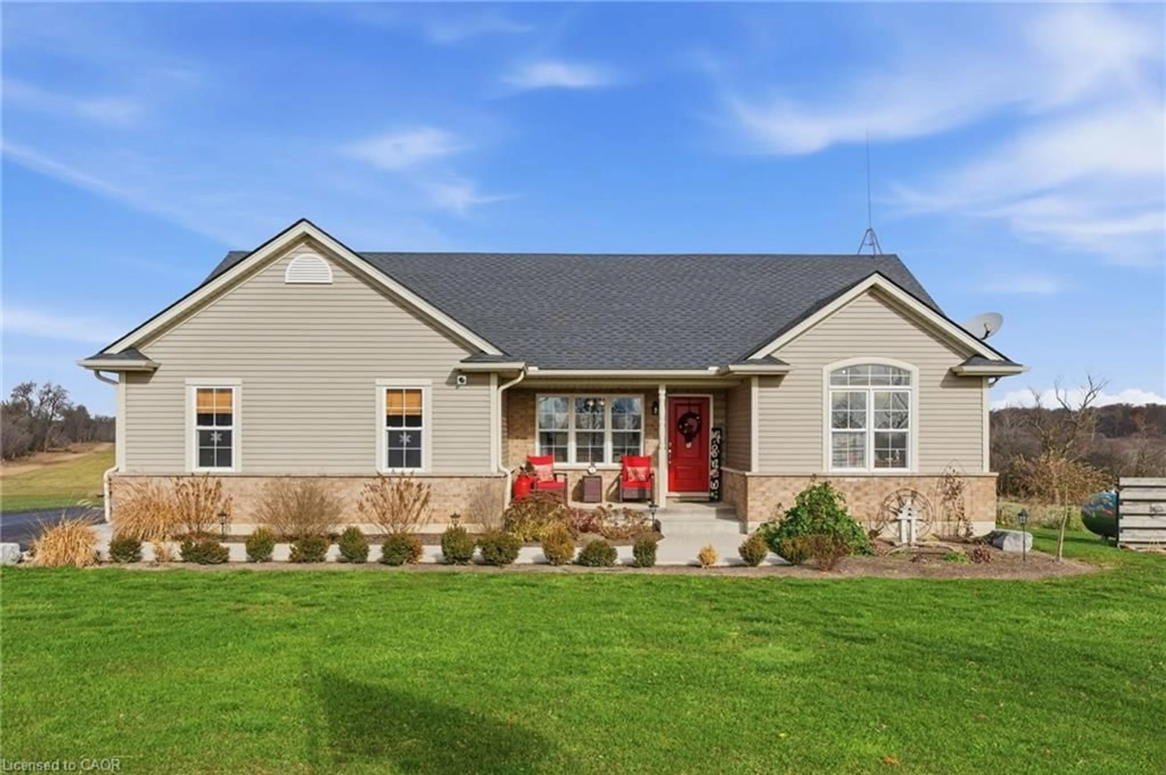 Home with vinyl exterior material, street for 9071 North Chippawa Rd, Caistor Centre Ontario L0R 2A0