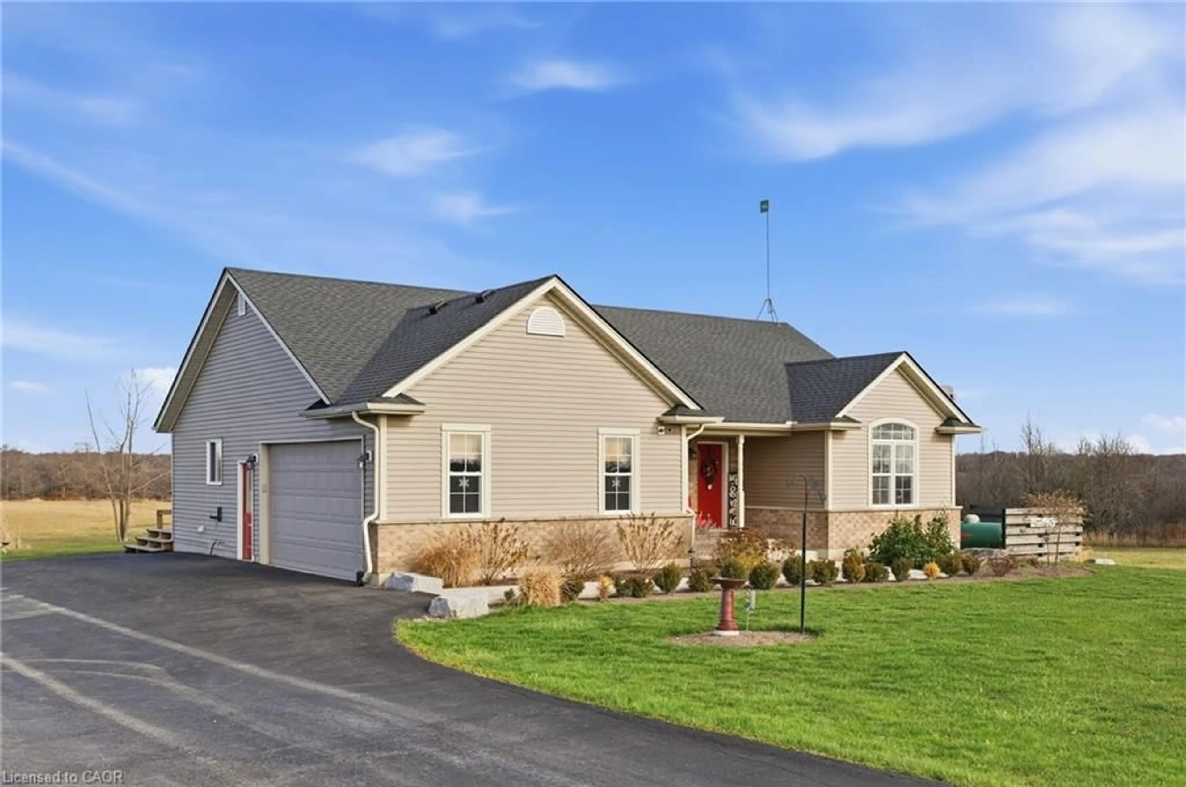 Home with vinyl exterior material, street for 9071 North Chippawa Rd, Caistor Centre Ontario L0R 2A0