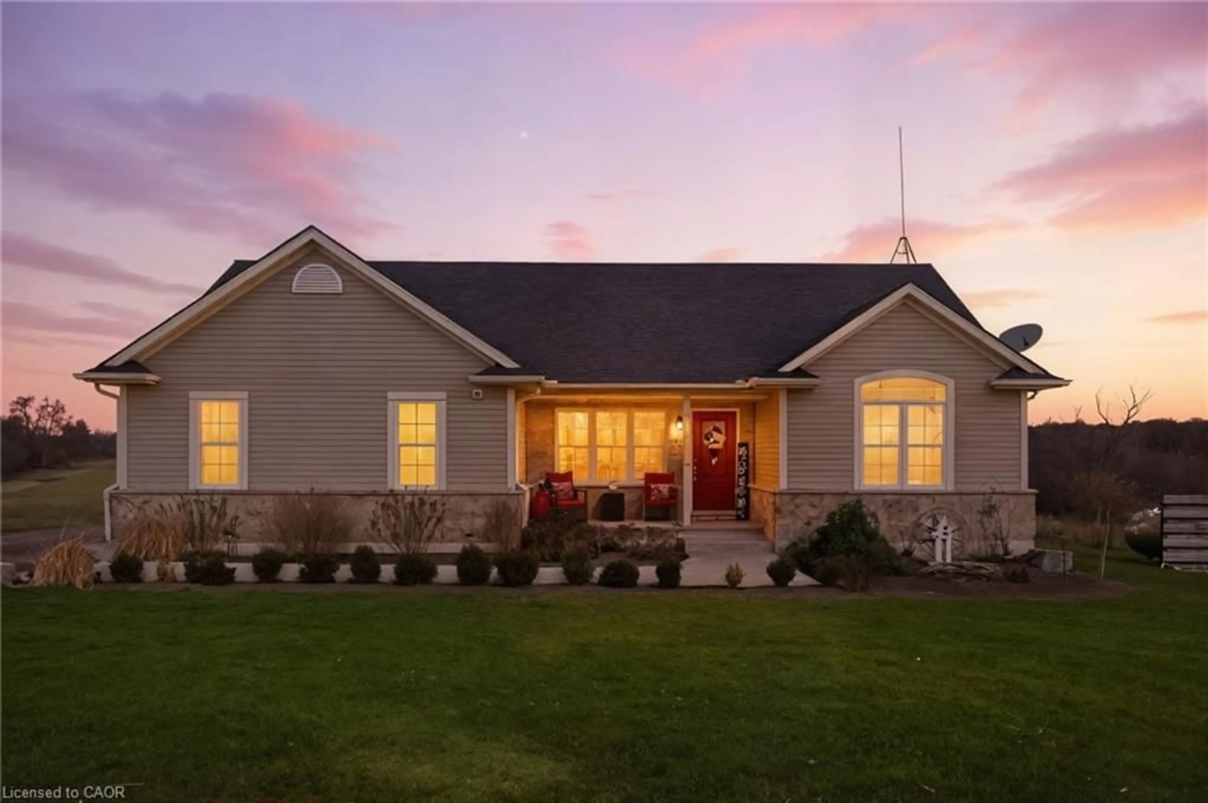 Home with vinyl exterior material, building for 9071 North Chippawa Rd, Caistor Centre Ontario L0R 2A0