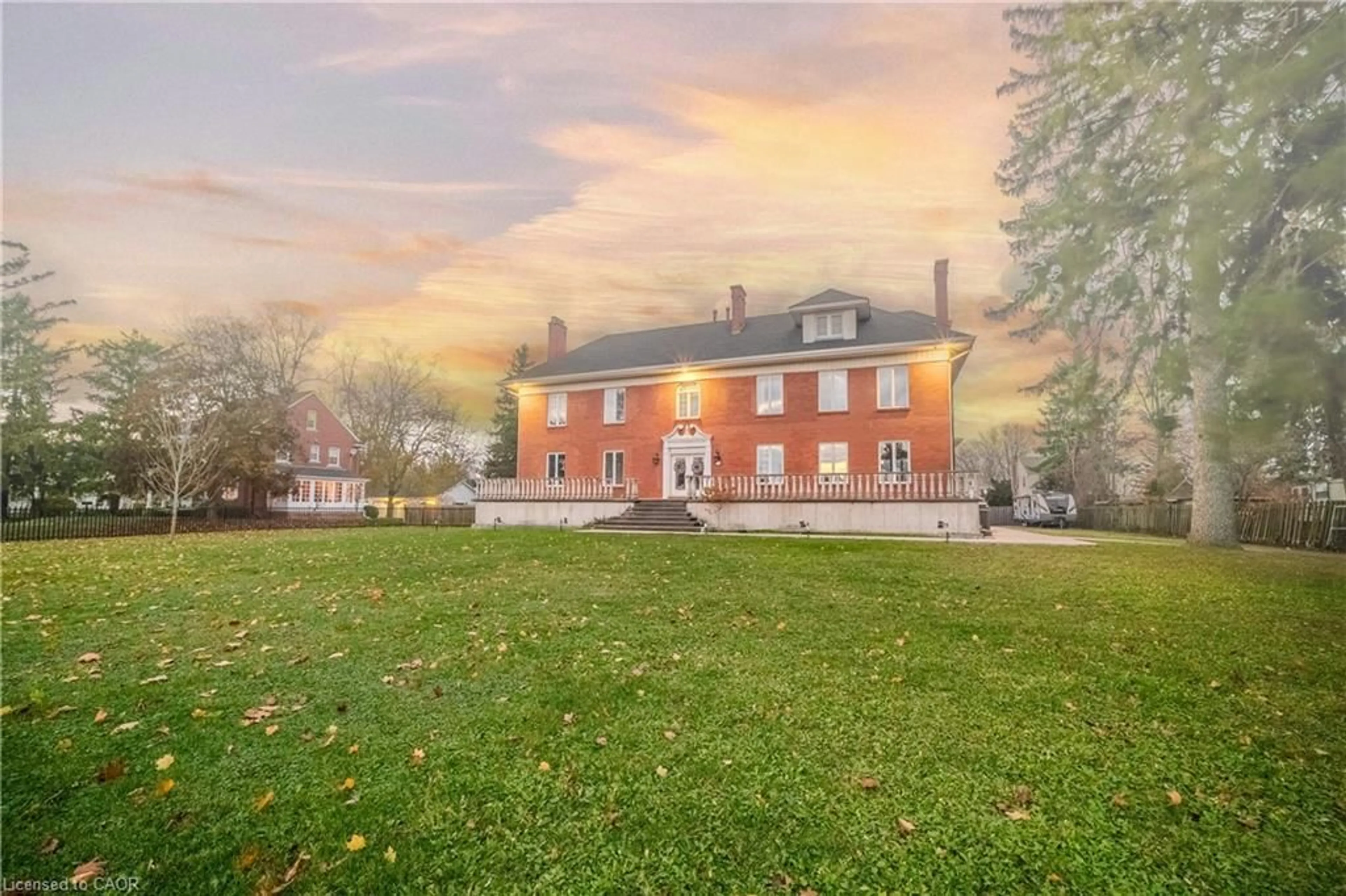 A pic from outside/outdoor area/front of a property/back of a property/a pic from drone, building for 417 Broad St, Dunnville Ontario N1A 1T4