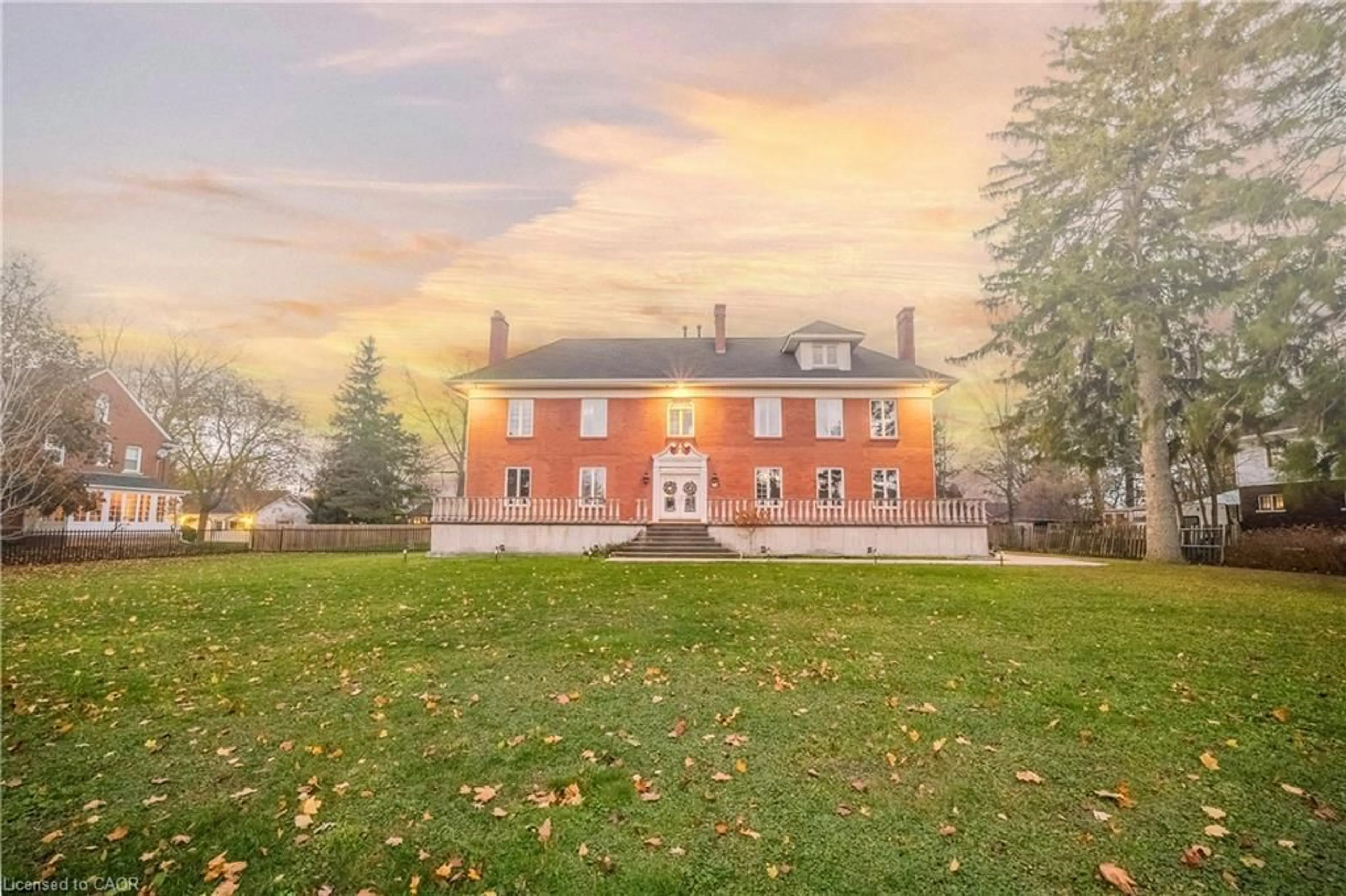 A pic from outside/outdoor area/front of a property/back of a property/a pic from drone, building for 417 Broad St, Dunnville Ontario N1A 1T4