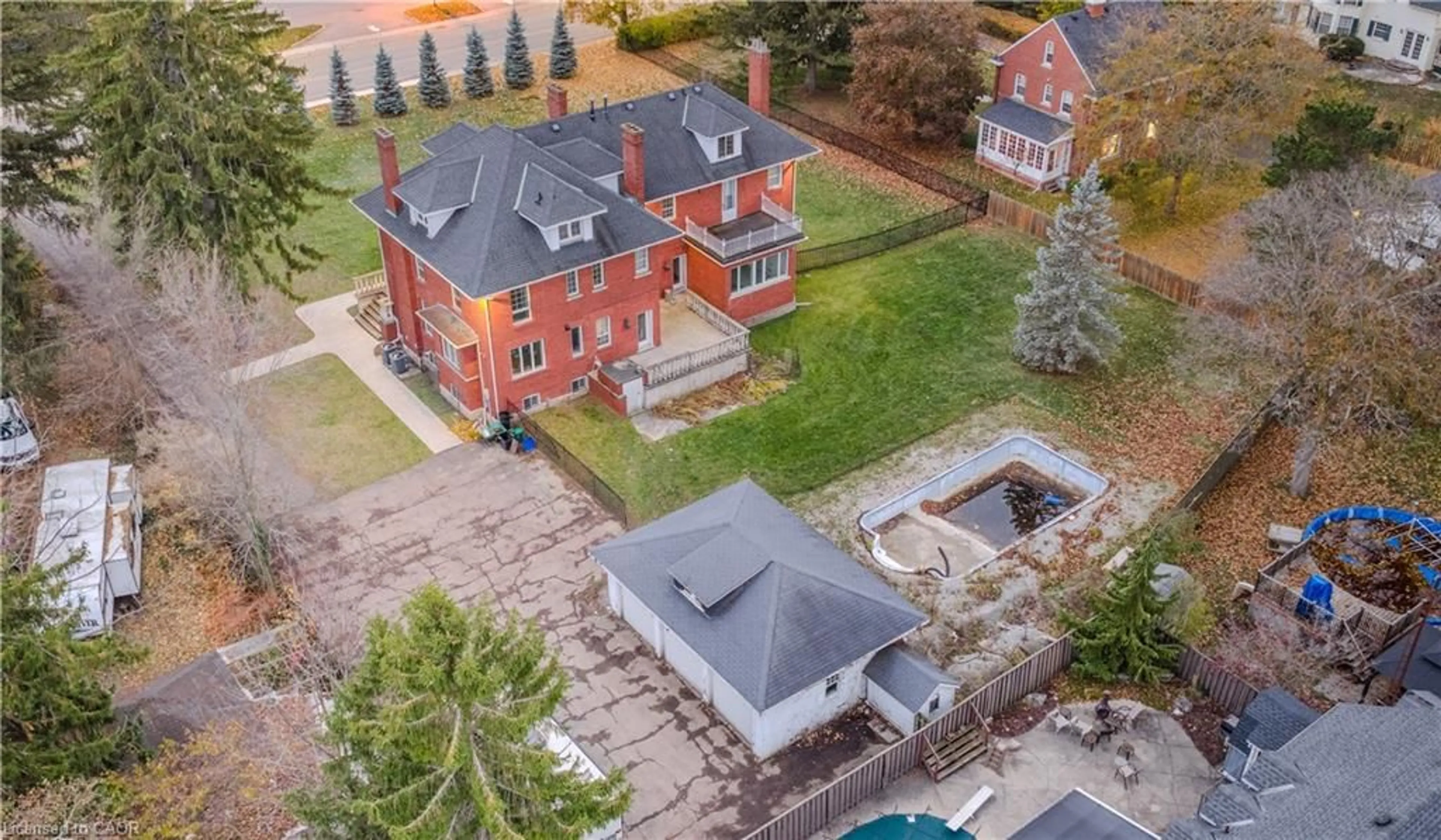 A pic from outside/outdoor area/front of a property/back of a property/a pic from drone, street for 417 Broad St, Dunnville Ontario N1A 1T4