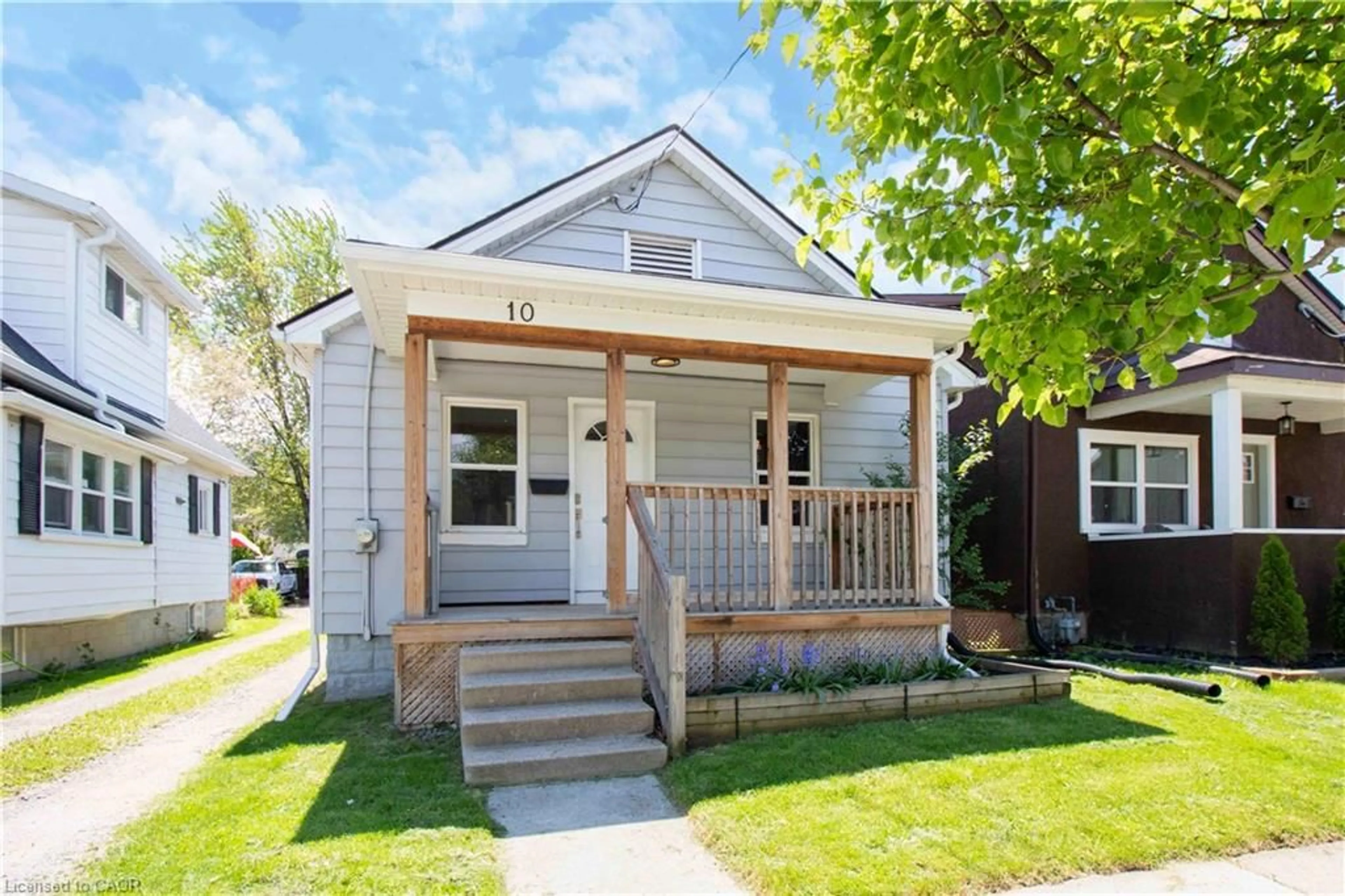 Home with vinyl exterior material, street for 10 Manning St, St. Catharines Ontario L2R 1H9