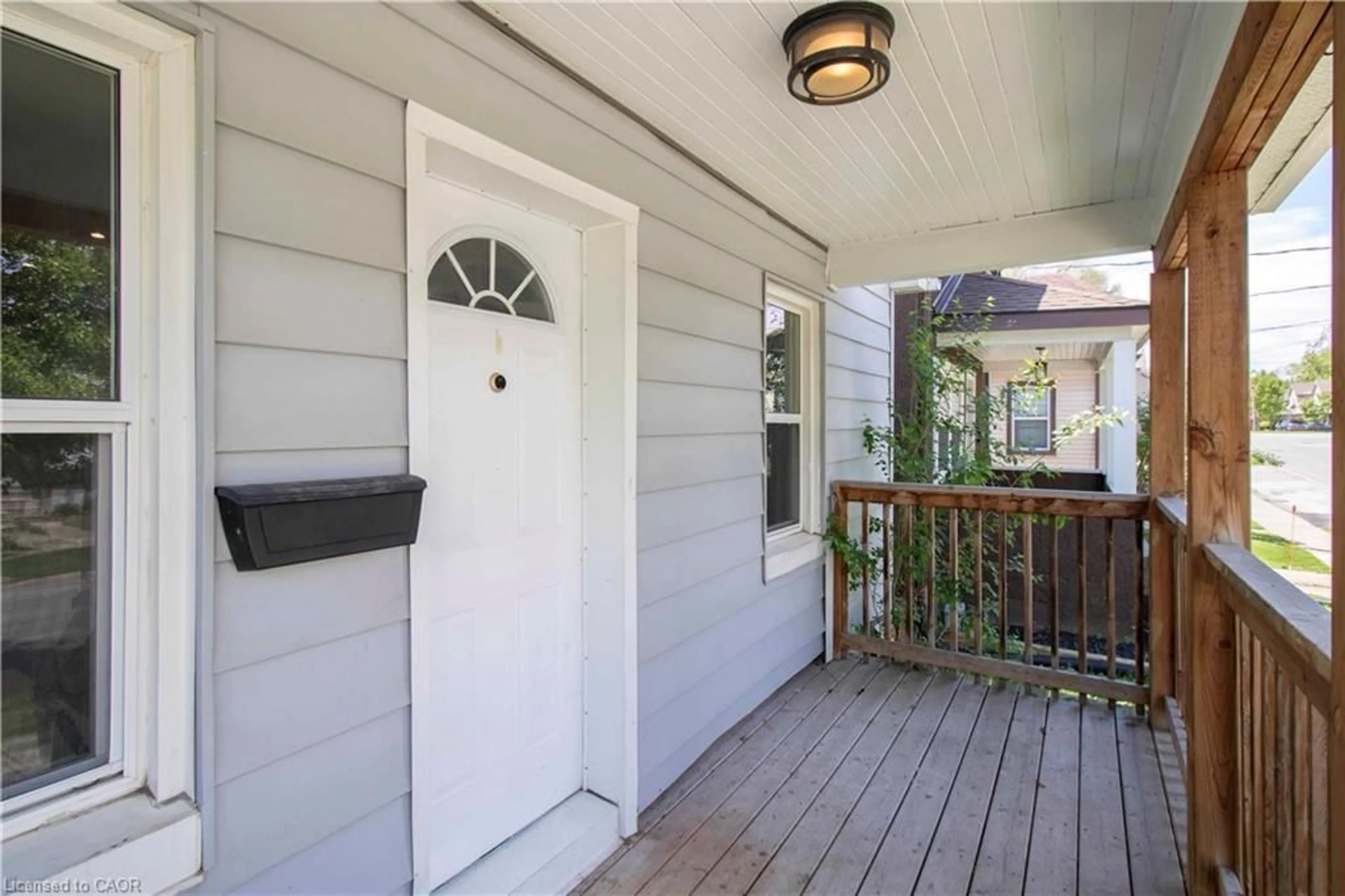 Indoor entryway for 10 Manning St, St. Catharines Ontario L2R 1H9