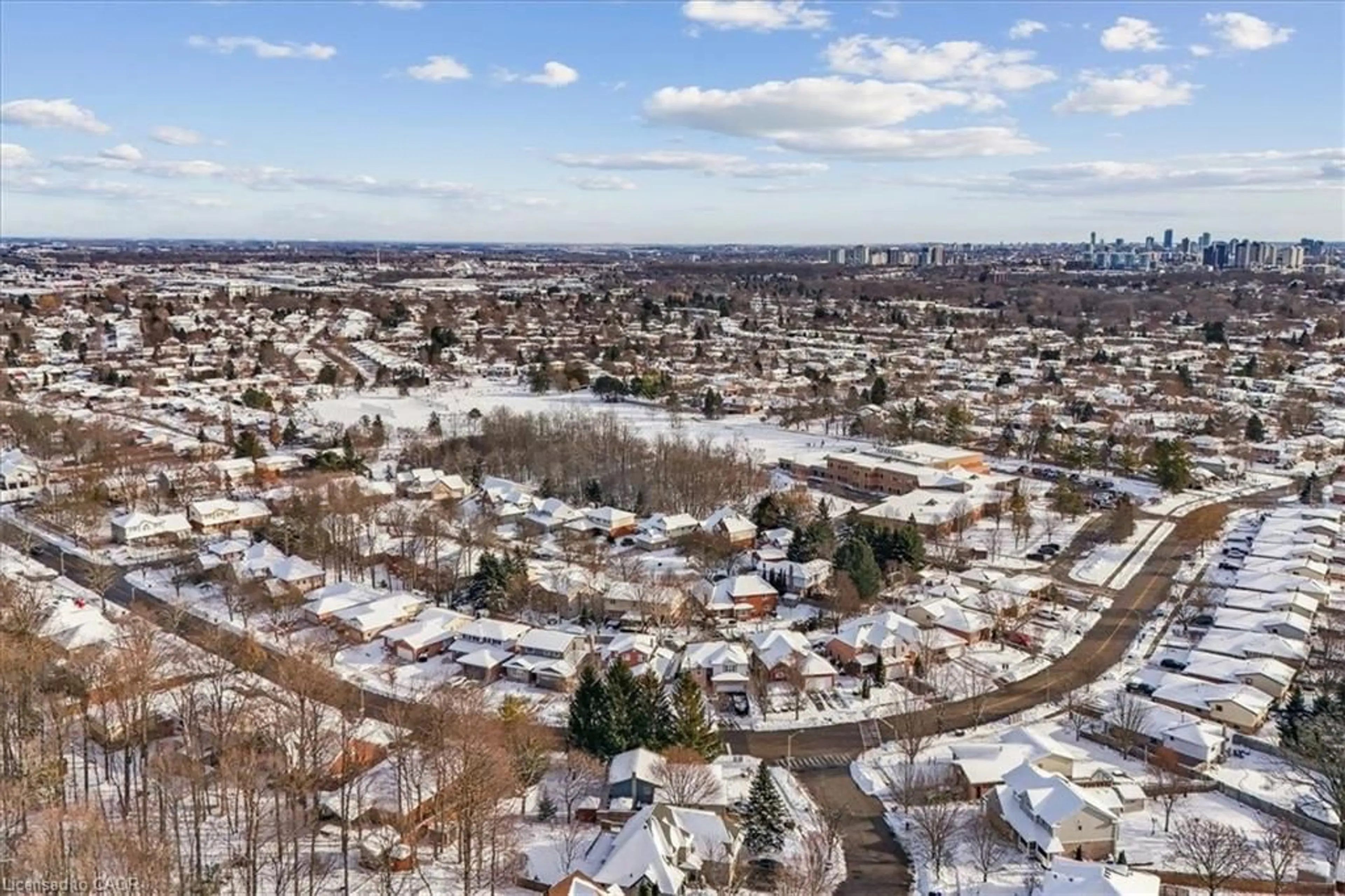 A pic from outside/outdoor area/front of a property/back of a property/a pic from drone, unknown for 629 Burning Bush Rd, Waterloo Ontario N2V 2C4