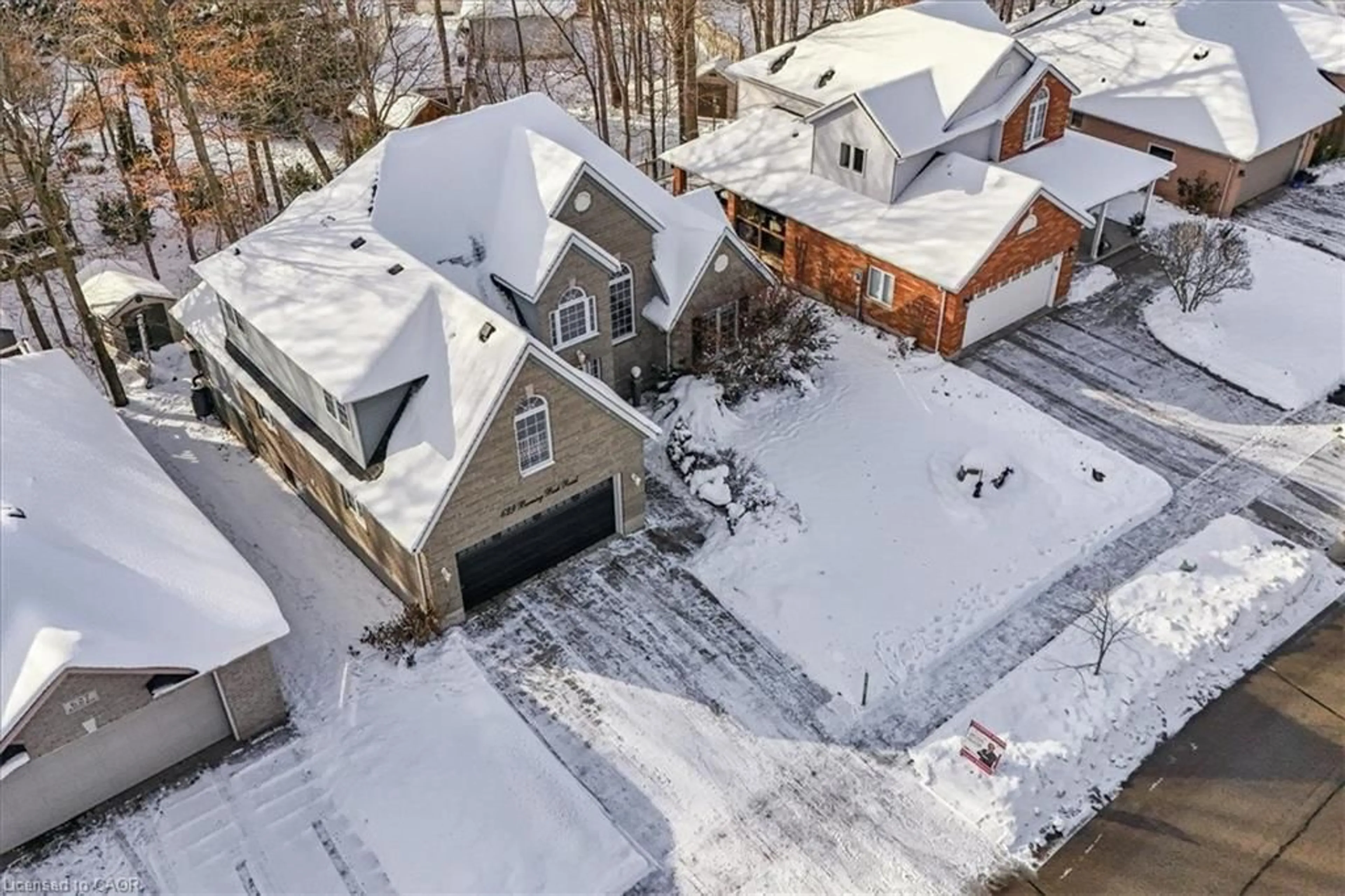 A pic from outside/outdoor area/front of a property/back of a property/a pic from drone, street for 629 Burning Bush Rd, Waterloo Ontario N2V 2C4