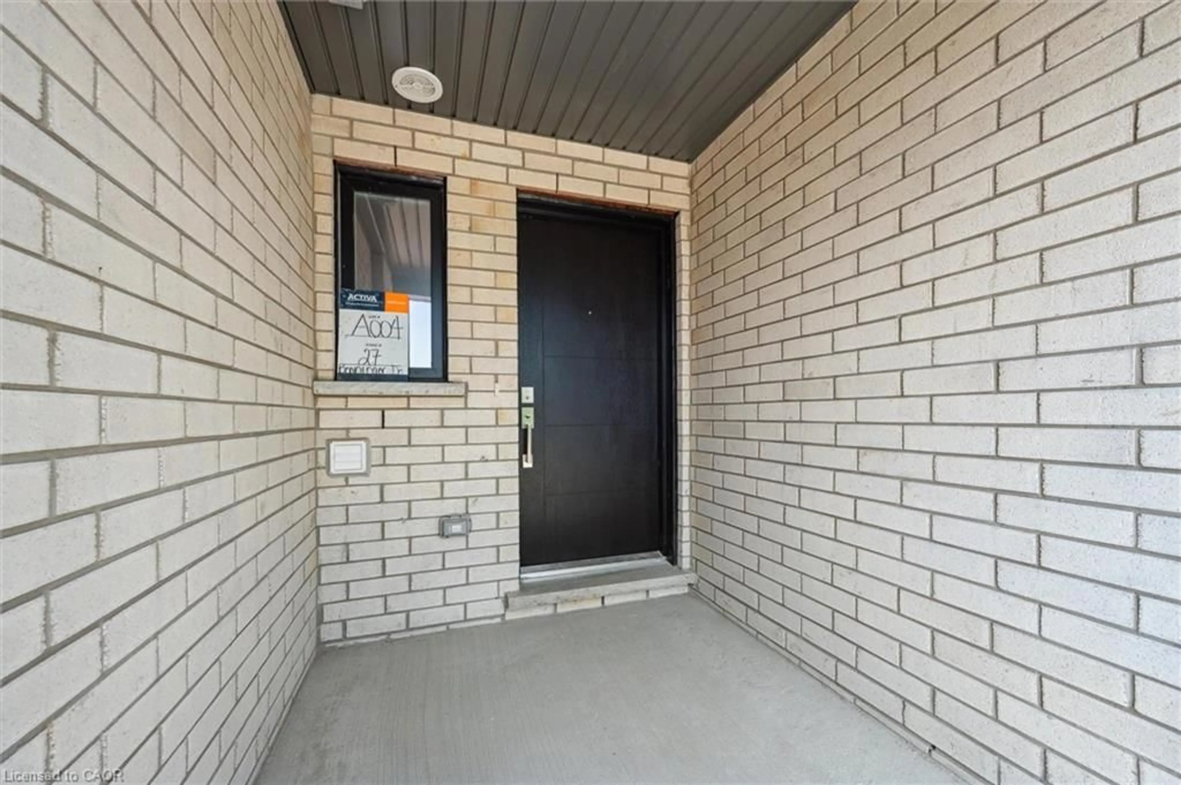 Indoor entryway for 27 Benninger Dr, Kitchener Ontario N2E 0K4