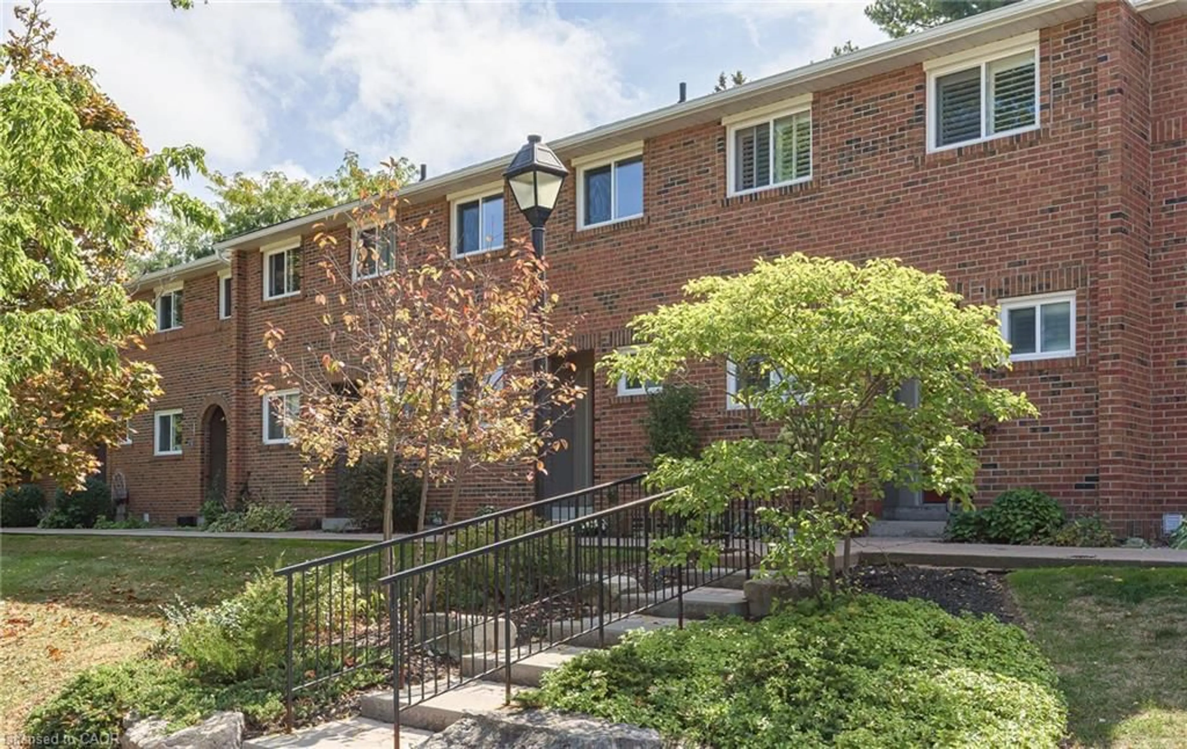 Home with brick exterior material, street for 125 Livingston Ave #5, Grimsby Ontario L3M 4S5