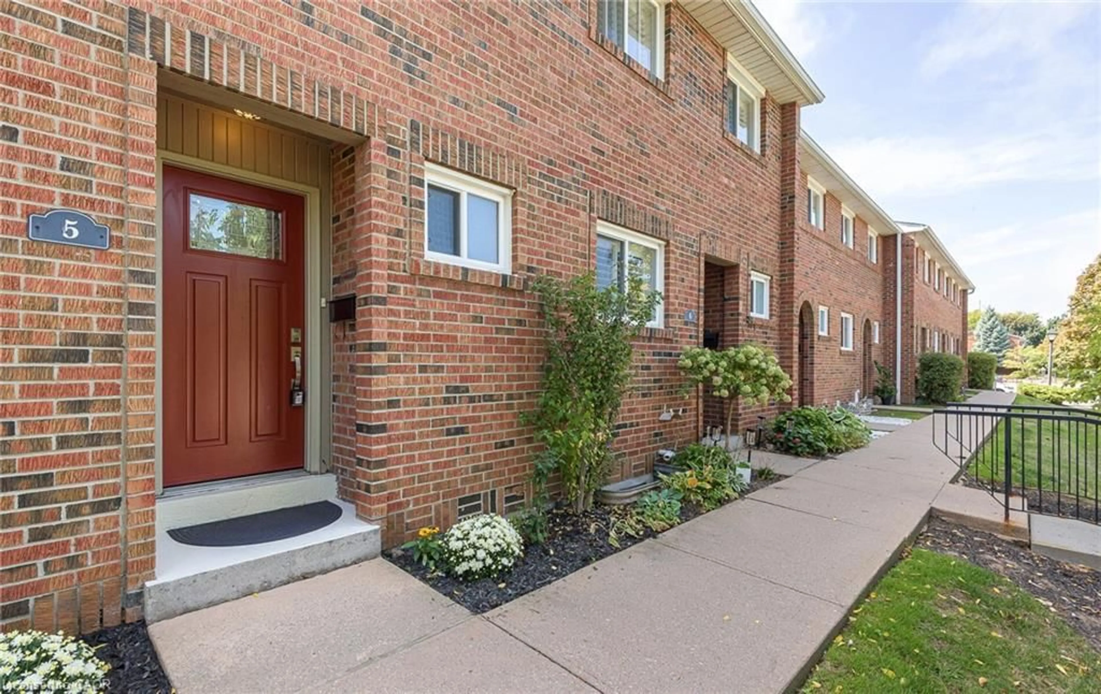 Home with brick exterior material, street for 125 Livingston Ave #5, Grimsby Ontario L3M 4S5