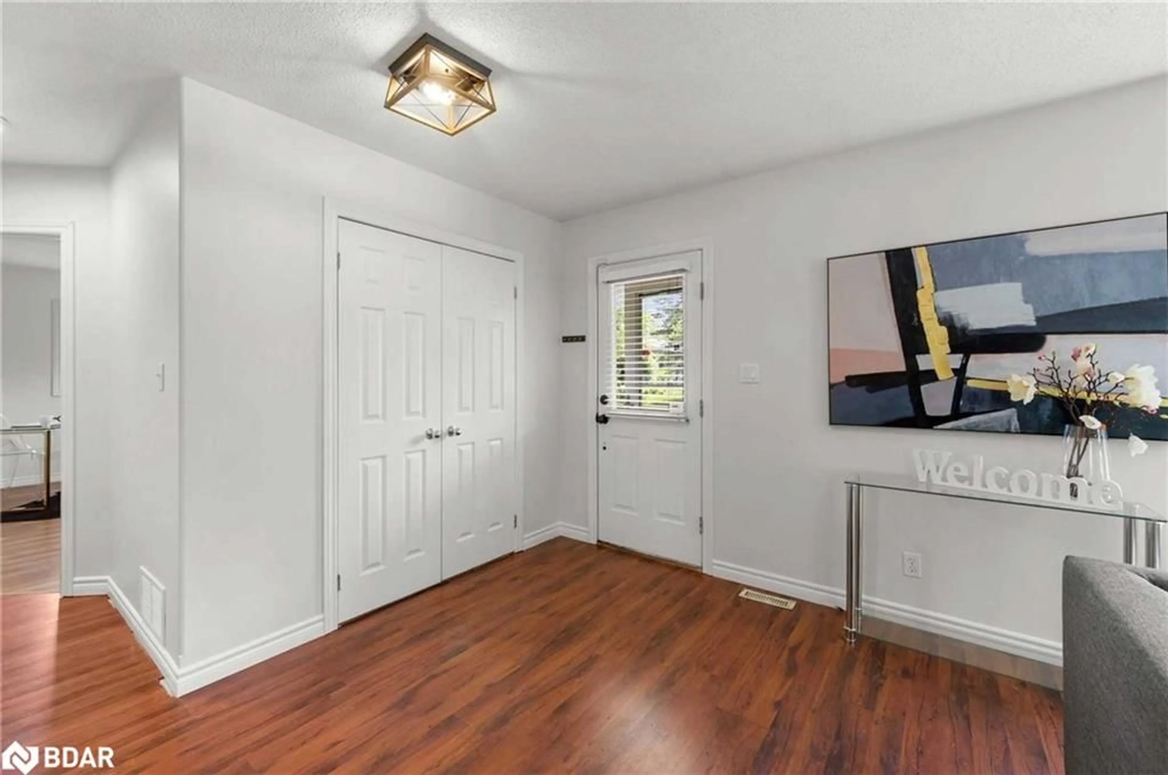 Indoor entryway for 4 Alice Ave, Keswick Ontario L4P 3C8