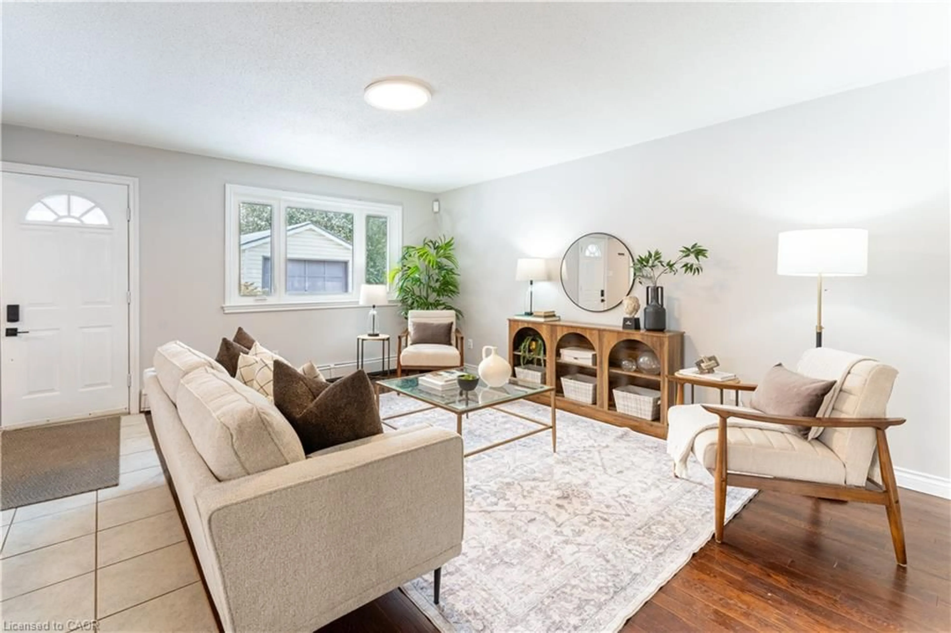 Living room with furniture, unknown for 130 Henry St, Brantford Ontario N35 5C7