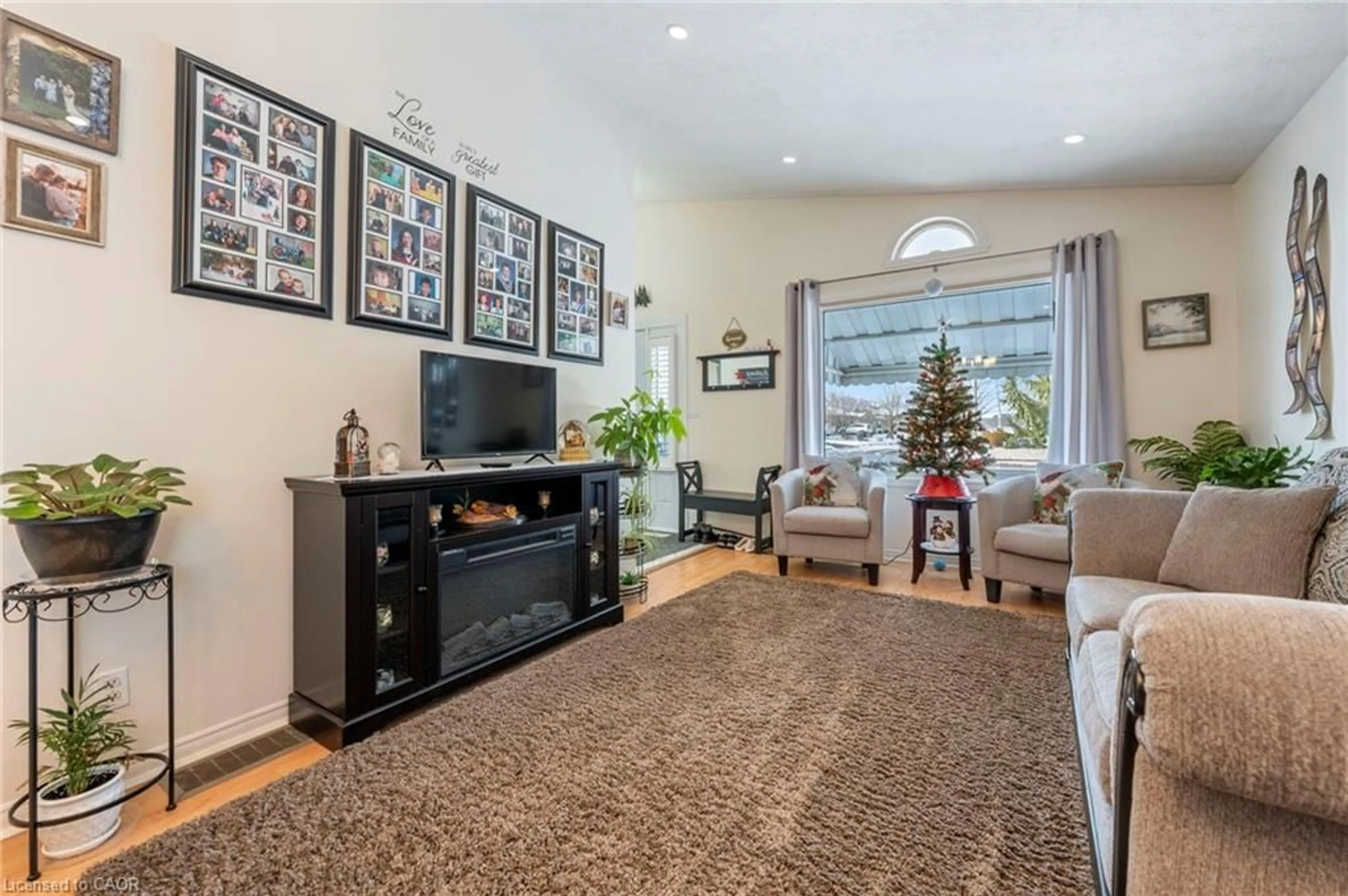 Living room with furniture, unknown for 40 Thompson Dr, Port Dover Ontario N0A 1N4