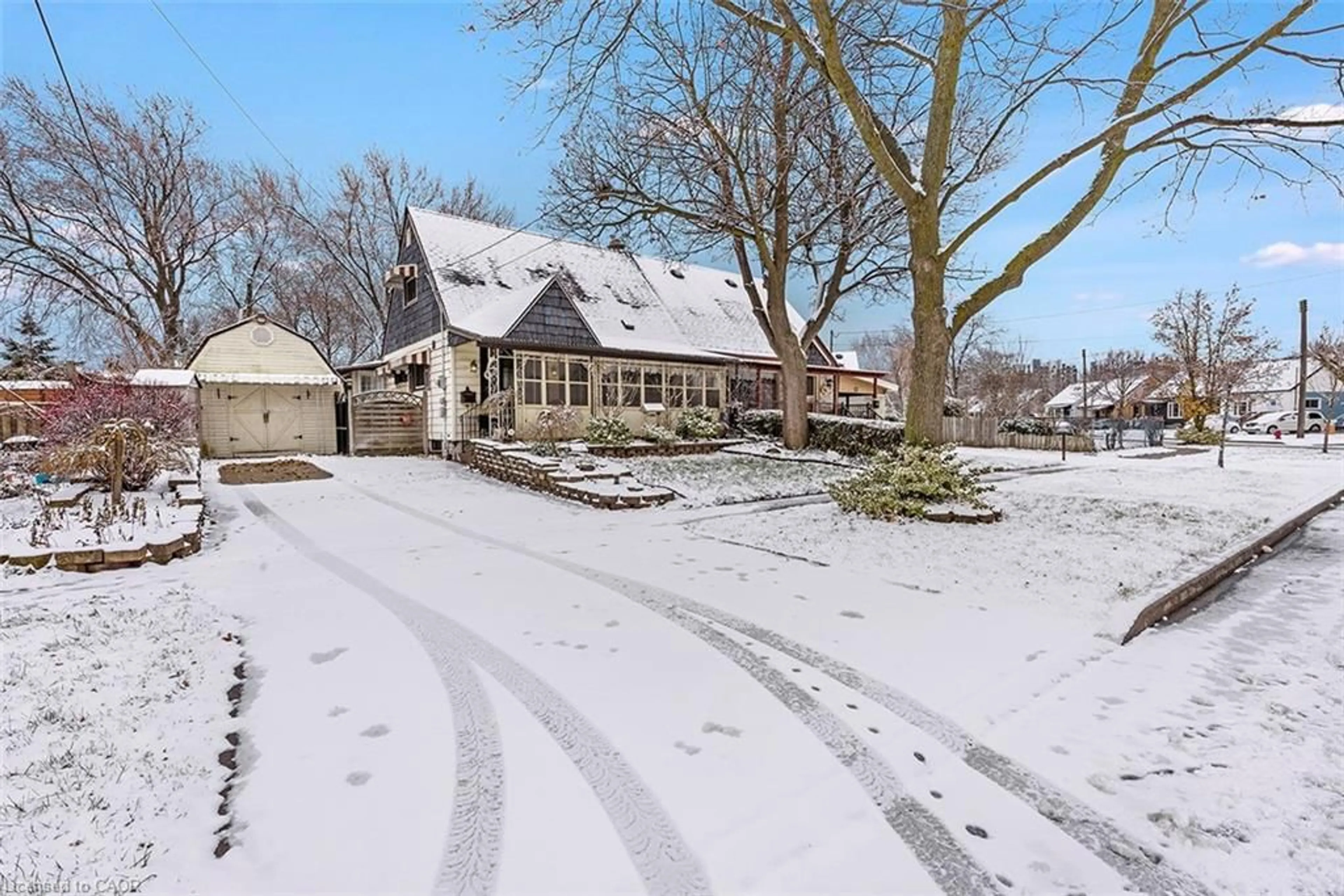 A pic from outside/outdoor area/front of a property/back of a property/a pic from drone, street for 58 Eastvale Pl, Hamilton Ontario L8H 1P1