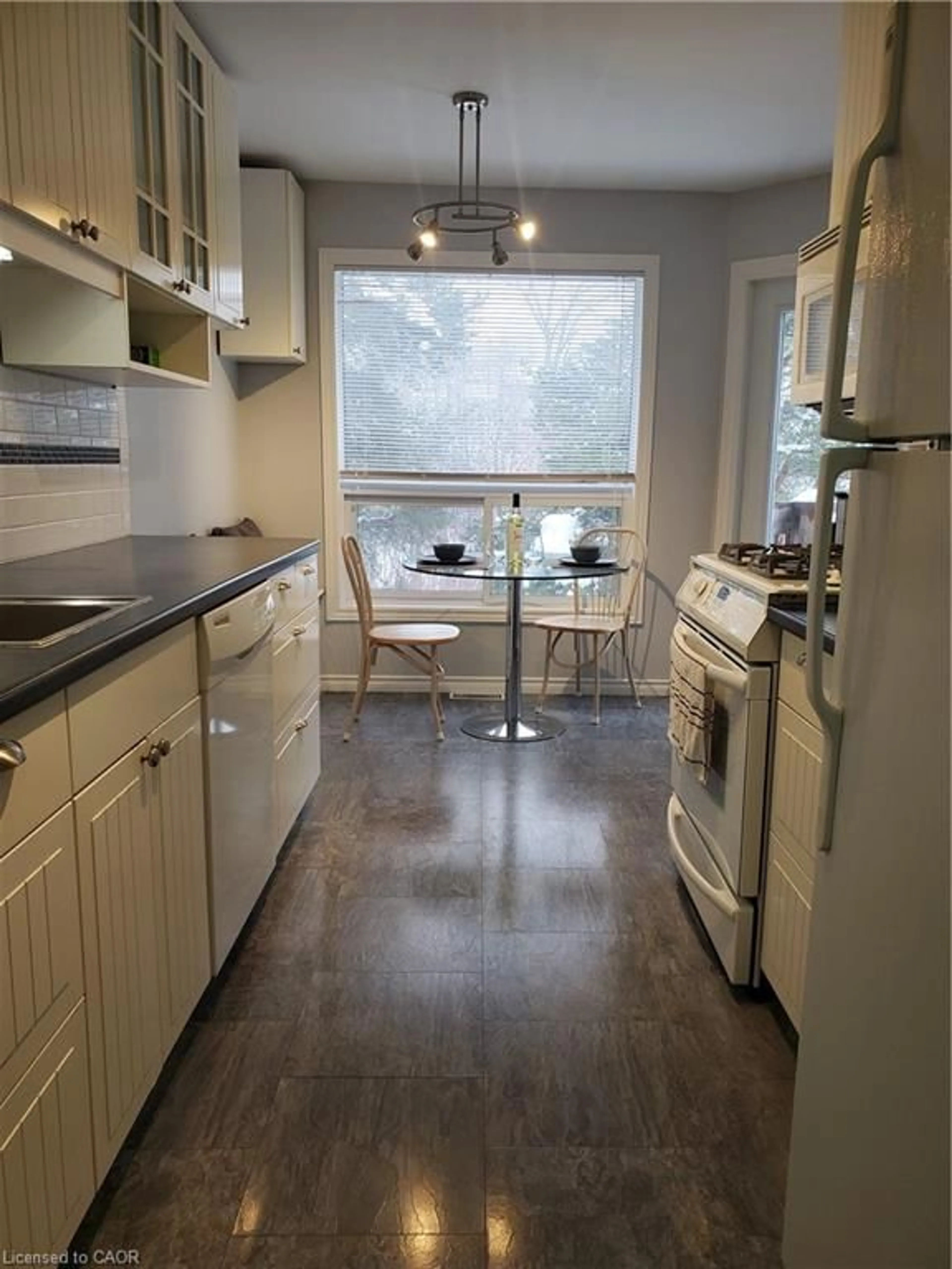 Standard kitchen, wood/laminate floor for 210 Highland Cres #19, Kitchener Ontario N2M 5H7