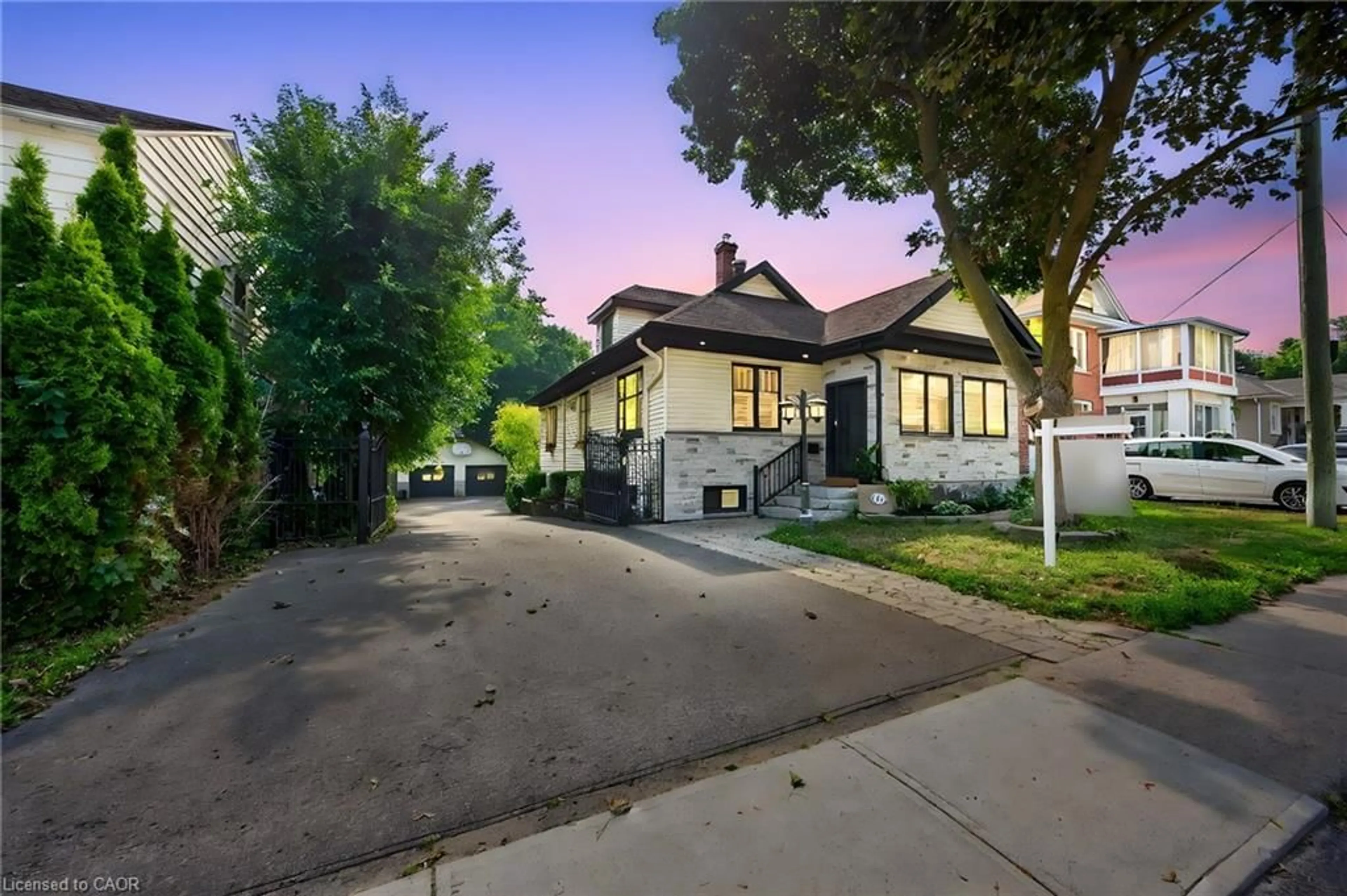 A pic from outside/outdoor area/front of a property/back of a property/a pic from drone, street for 108 Owen St, Barrie Ontario L4M 3H7