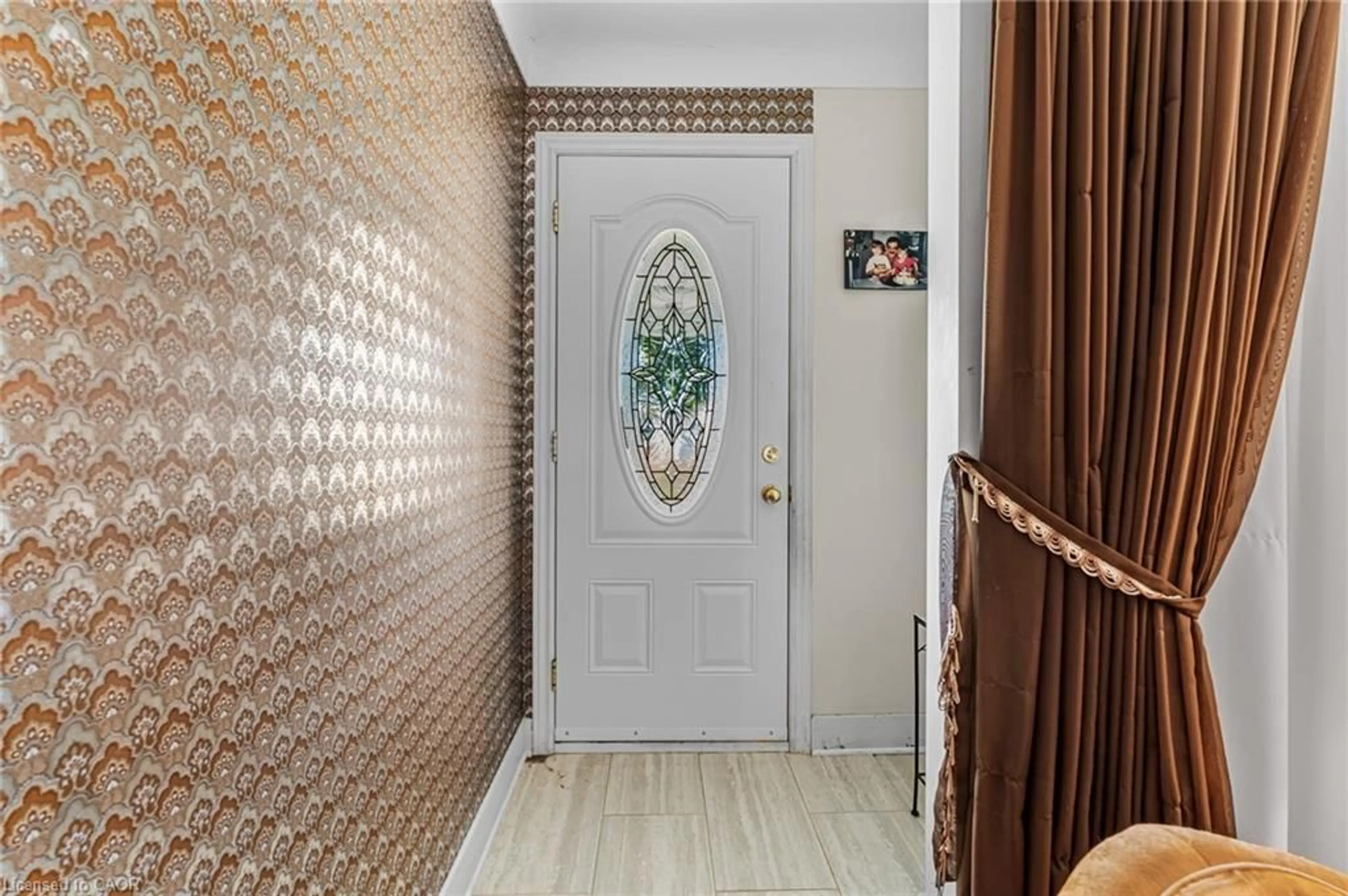 Indoor entryway for 323 North Cayuga St, Dunnville Ontario N1A 1P4