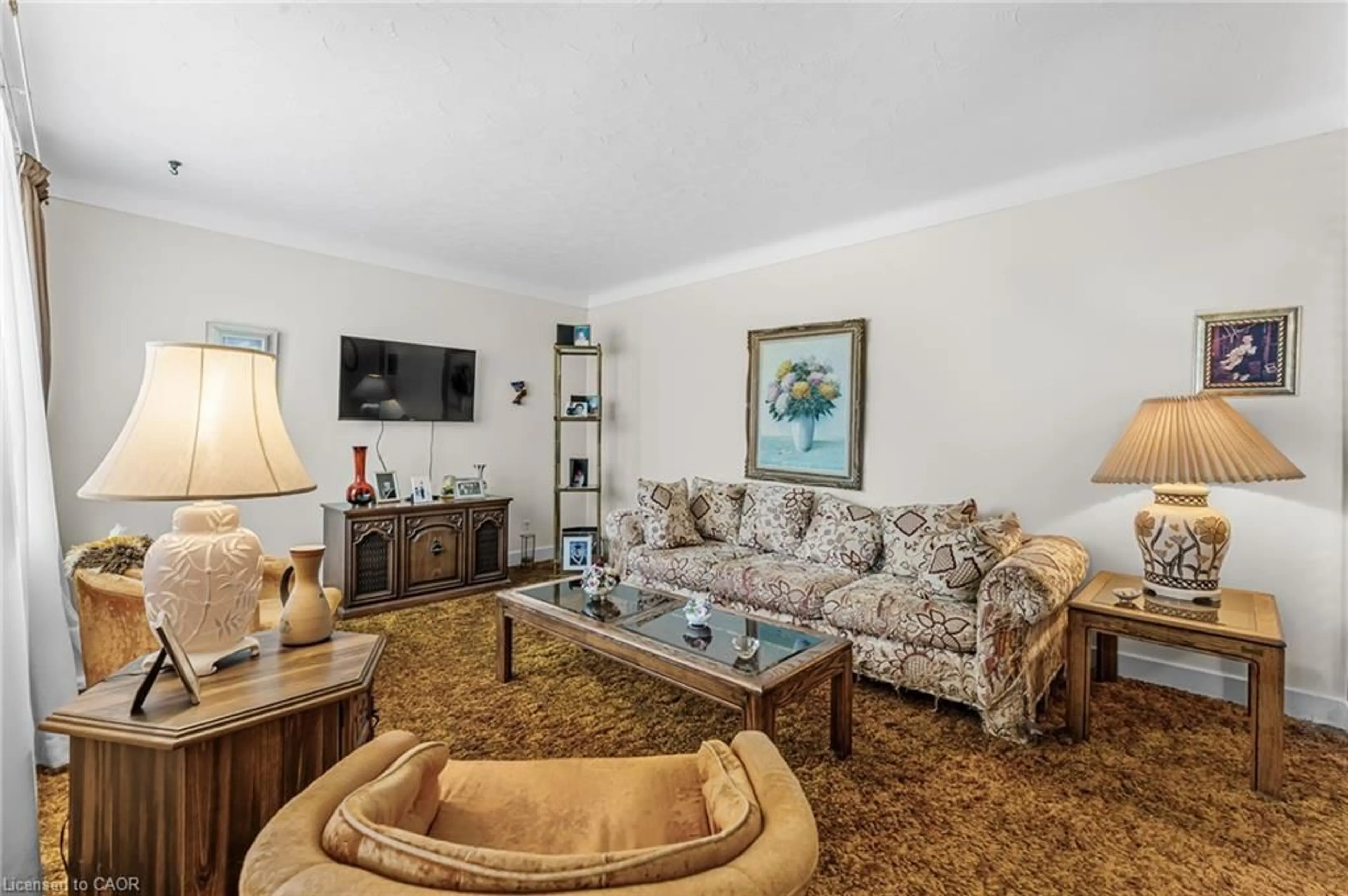 Living room with furniture, unknown for 323 North Cayuga St, Dunnville Ontario N1A 1P4