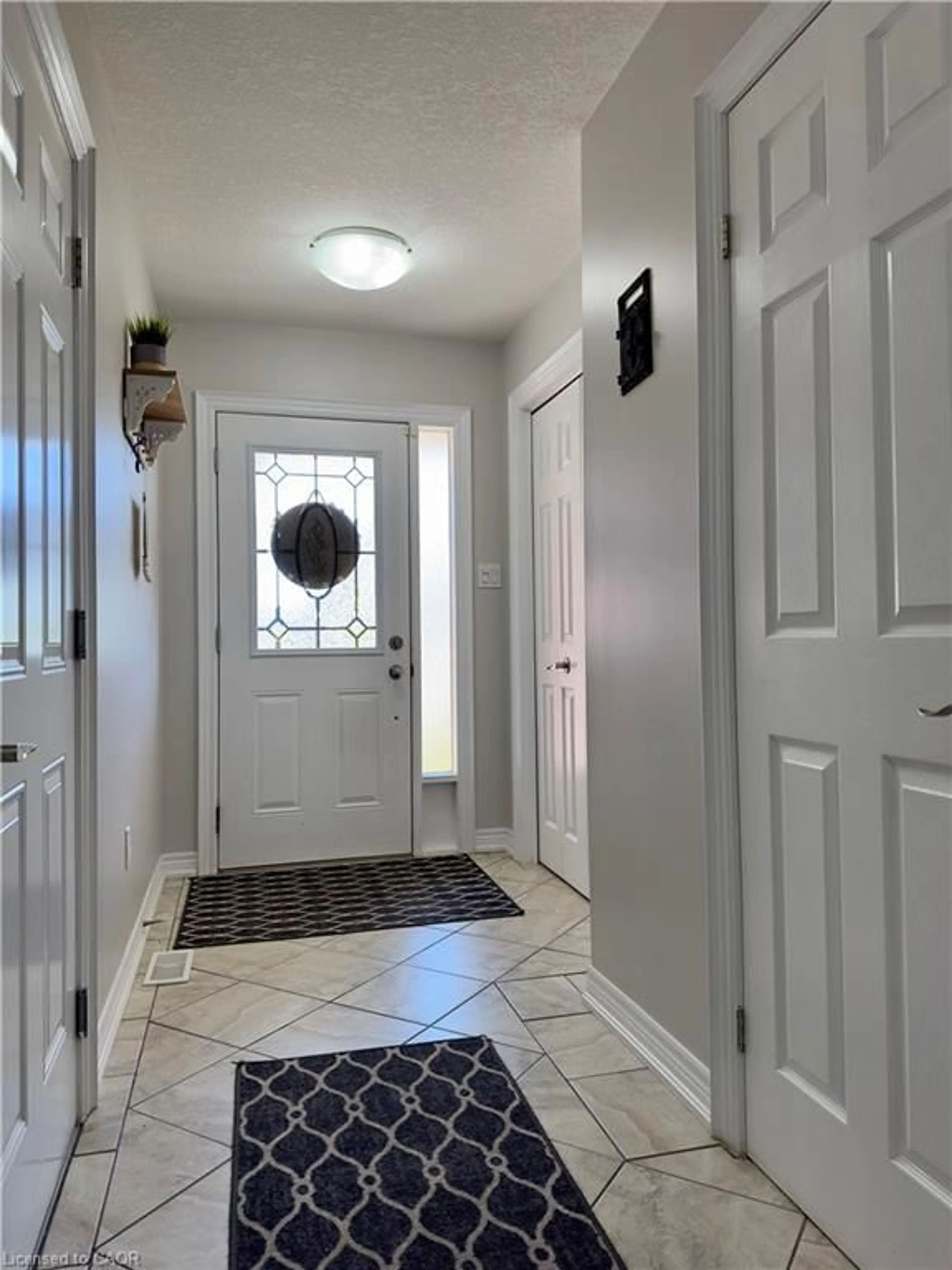 Indoor entryway for 1409 Old Zeller Dr, Kitchener Ontario N2A 4M8