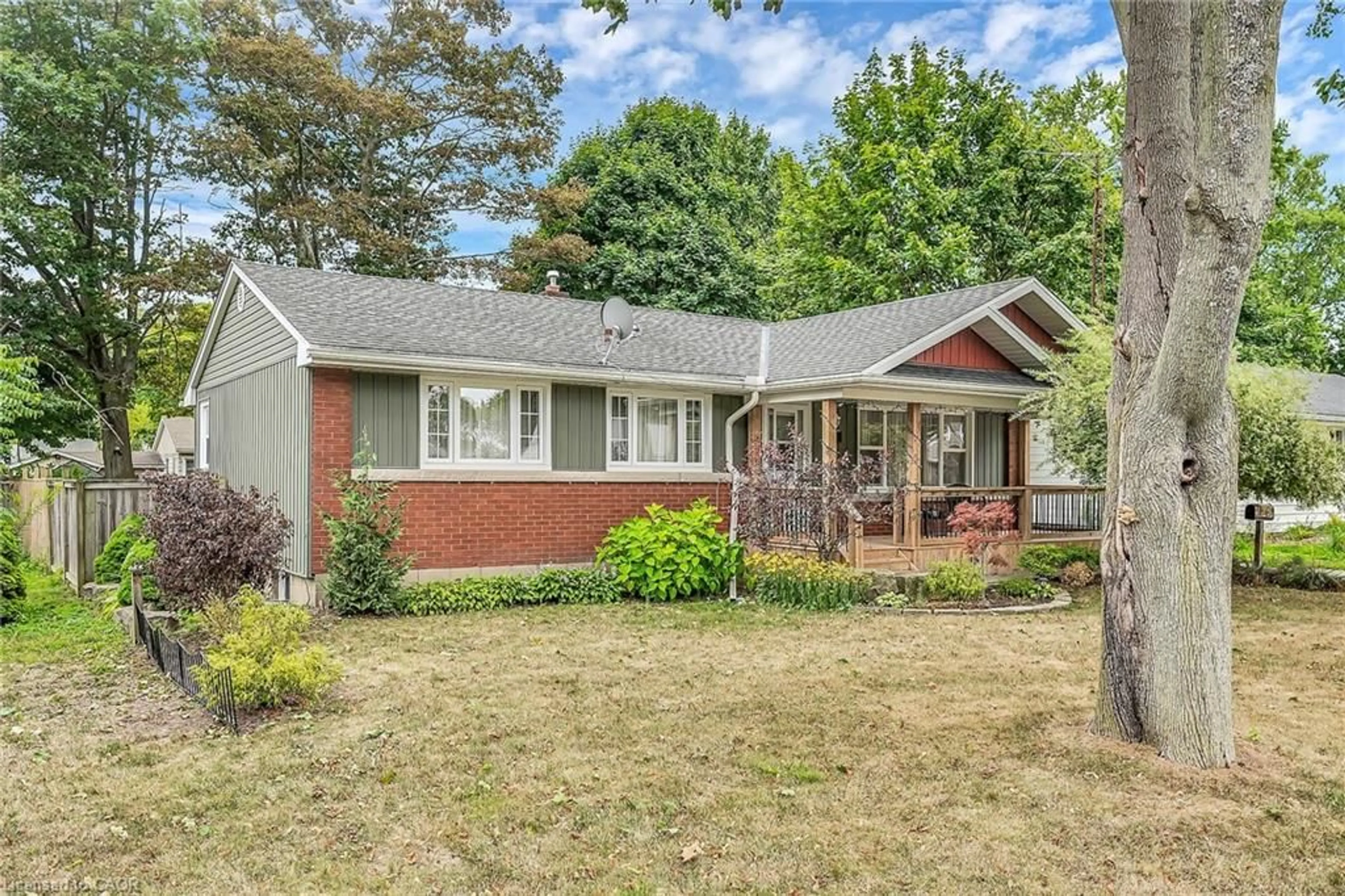 Home with vinyl exterior material, street for 160 Elizabeth Cres, Dunnville Ontario N1A 2P1