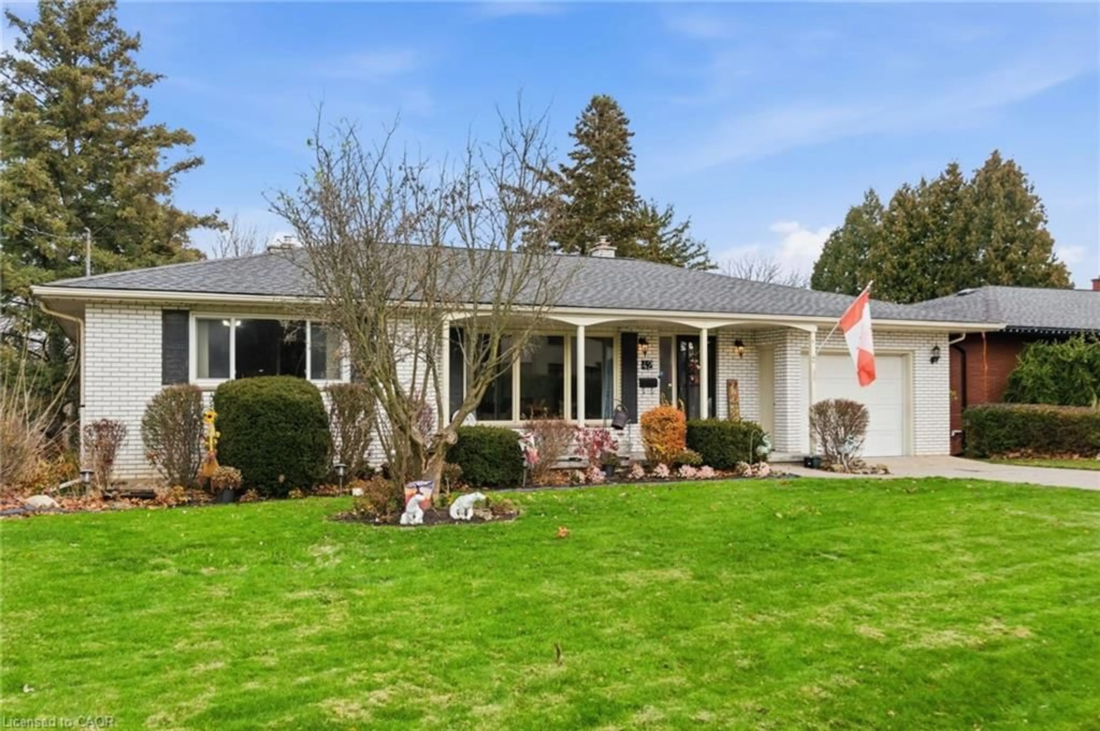 Home with vinyl exterior material, street for 42 Henrietta St, St. Catharines Ontario L2S 2M6