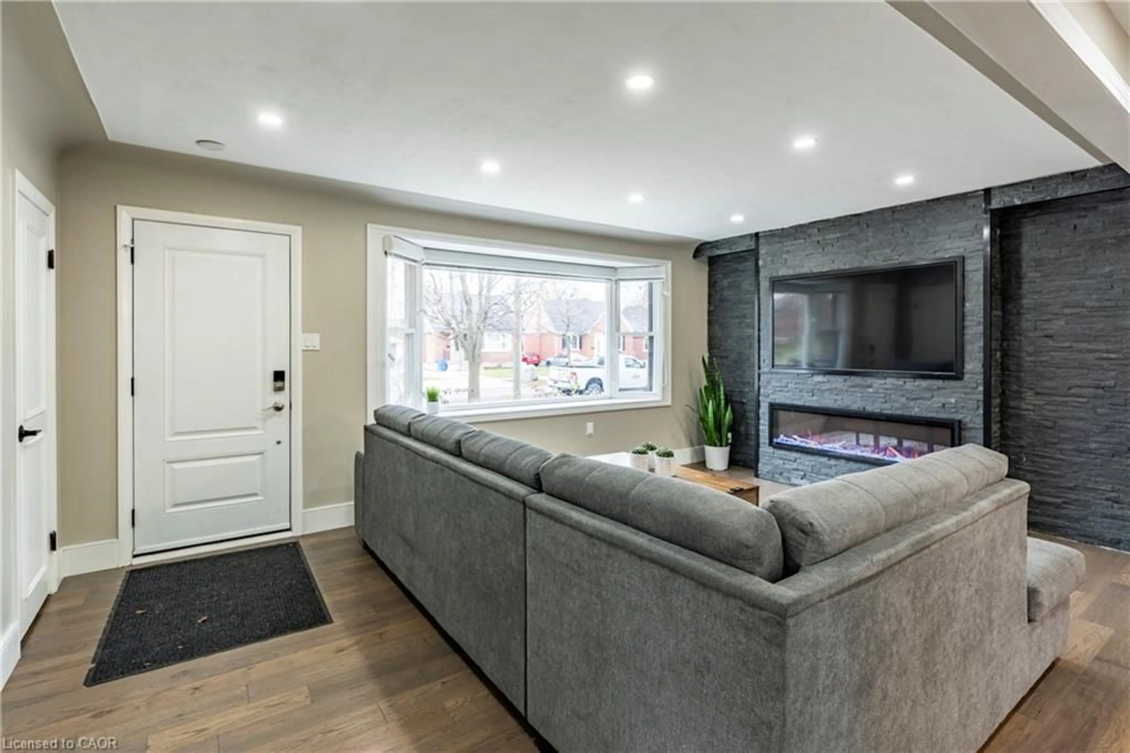 Living room with furniture, unknown for 266 Melrose Ave, Kitchener Ontario N2H 2C1