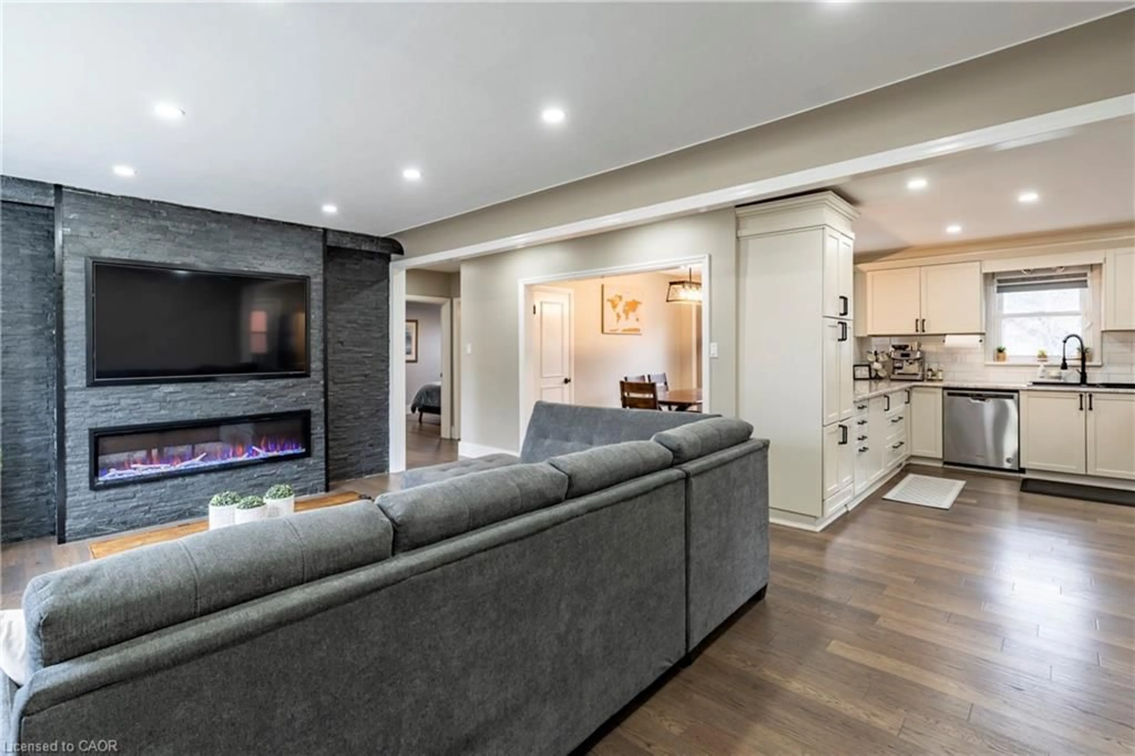 Living room with furniture, unknown for 266 Melrose Ave, Kitchener Ontario N2H 2C1