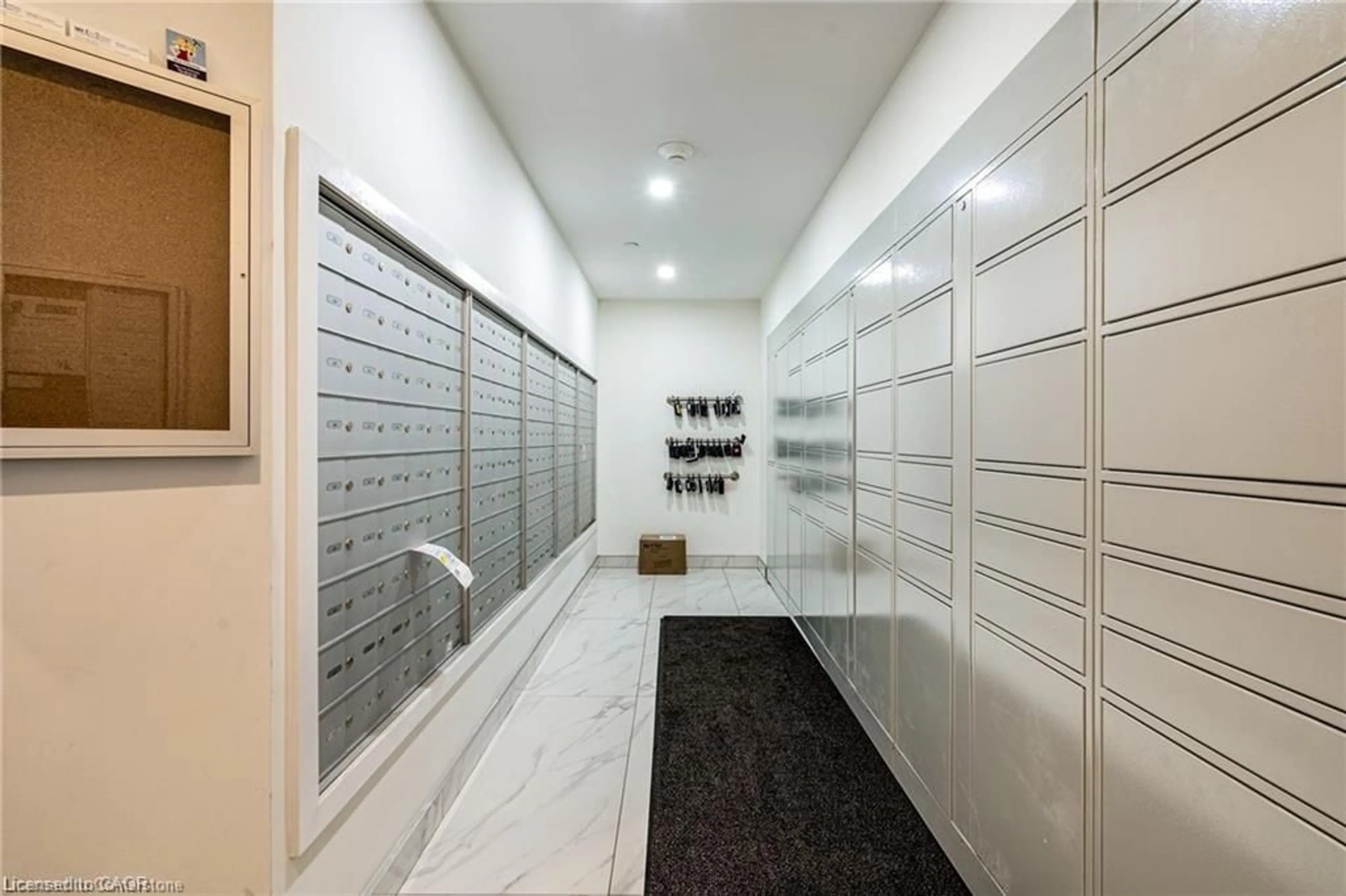 Indoor foyer for 15 Queen St #2308, Hamilton Ontario L8P 0C6