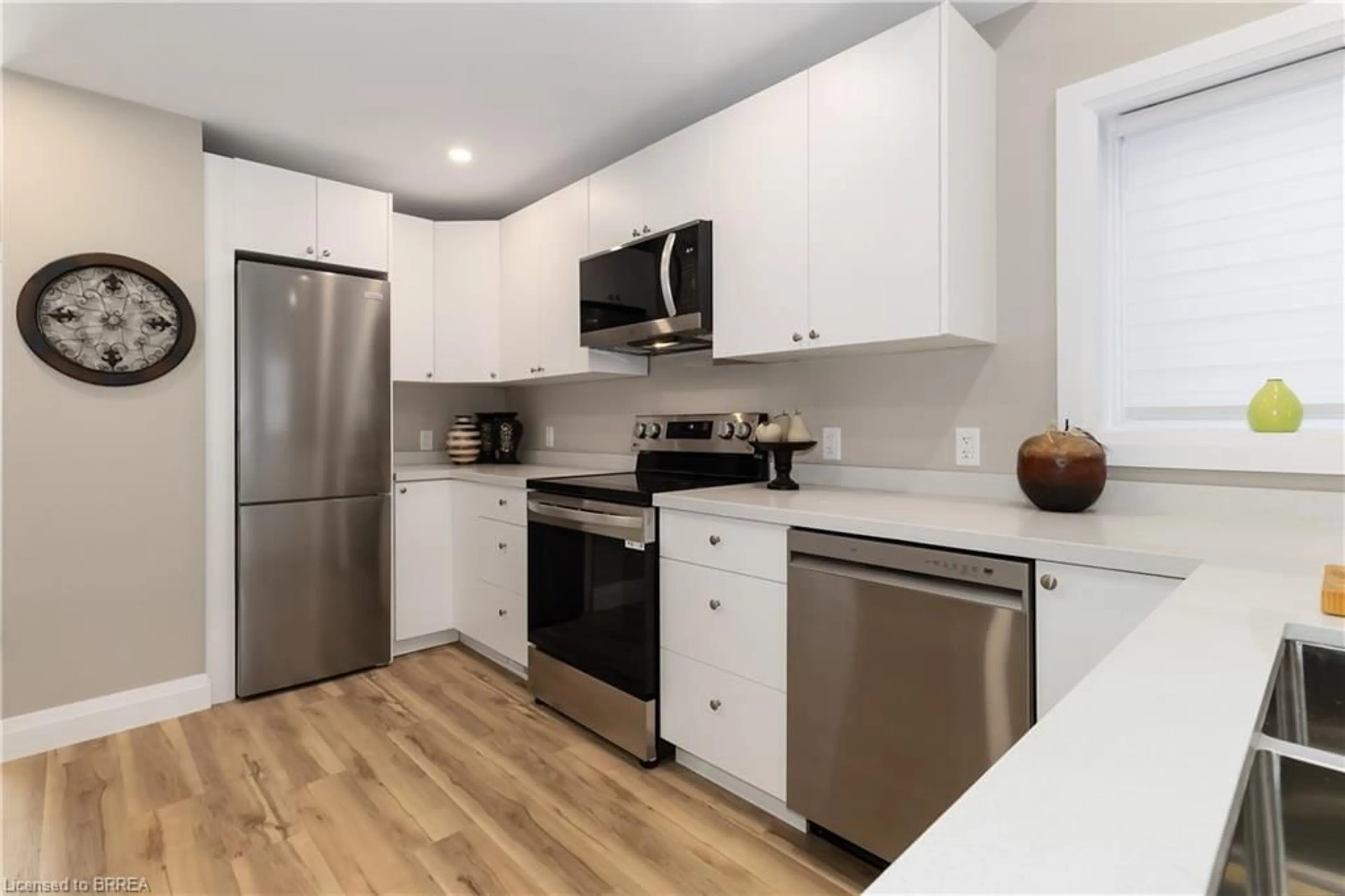 Standard kitchen, unknown for 16 Mt. Pleasant St, Brantford Ontario N3T 1S5