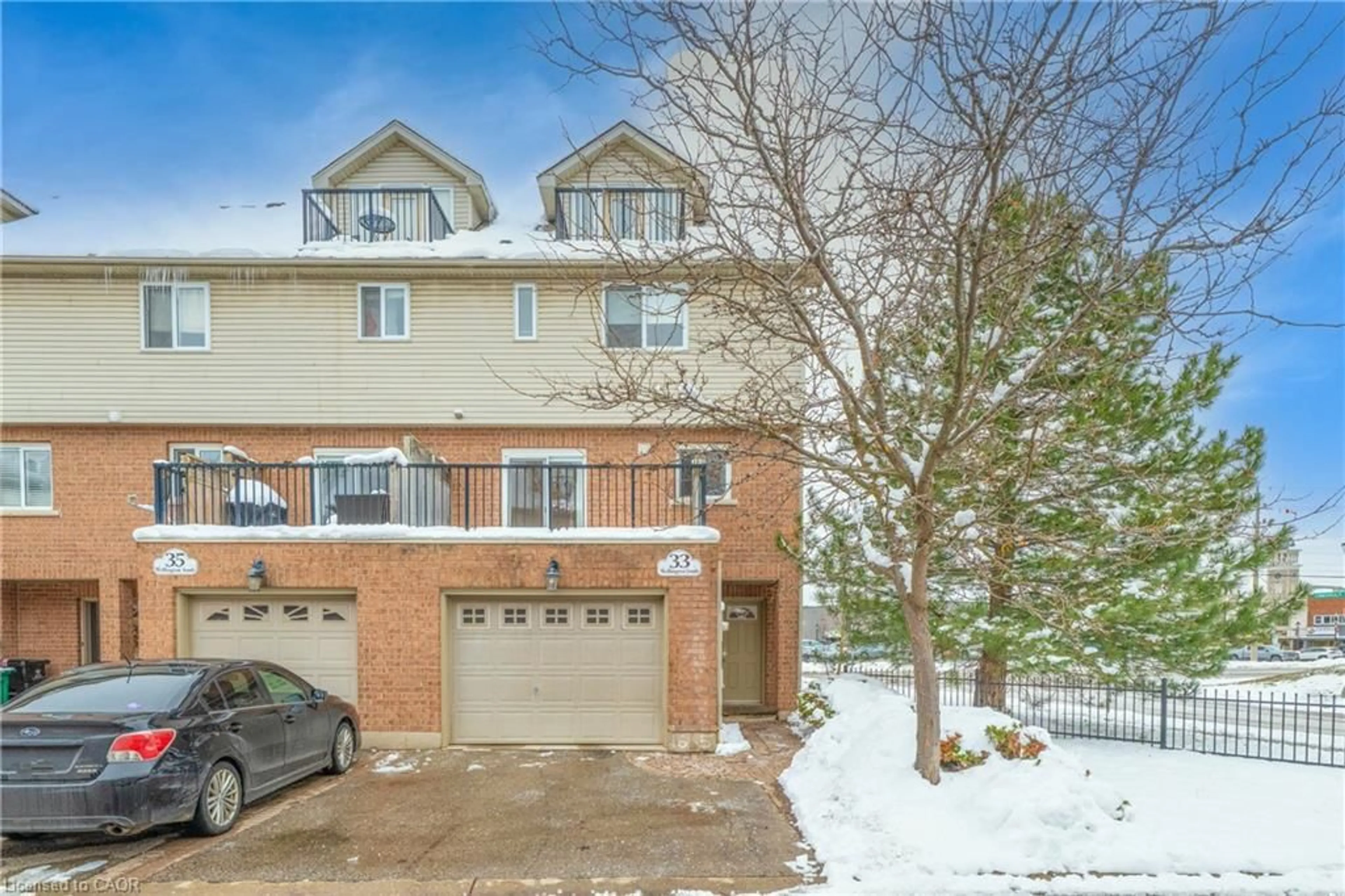 A pic from outside/outdoor area/front of a property/back of a property/a pic from drone, street for 33 Wellington, Cambridge Ontario N1R 8N4