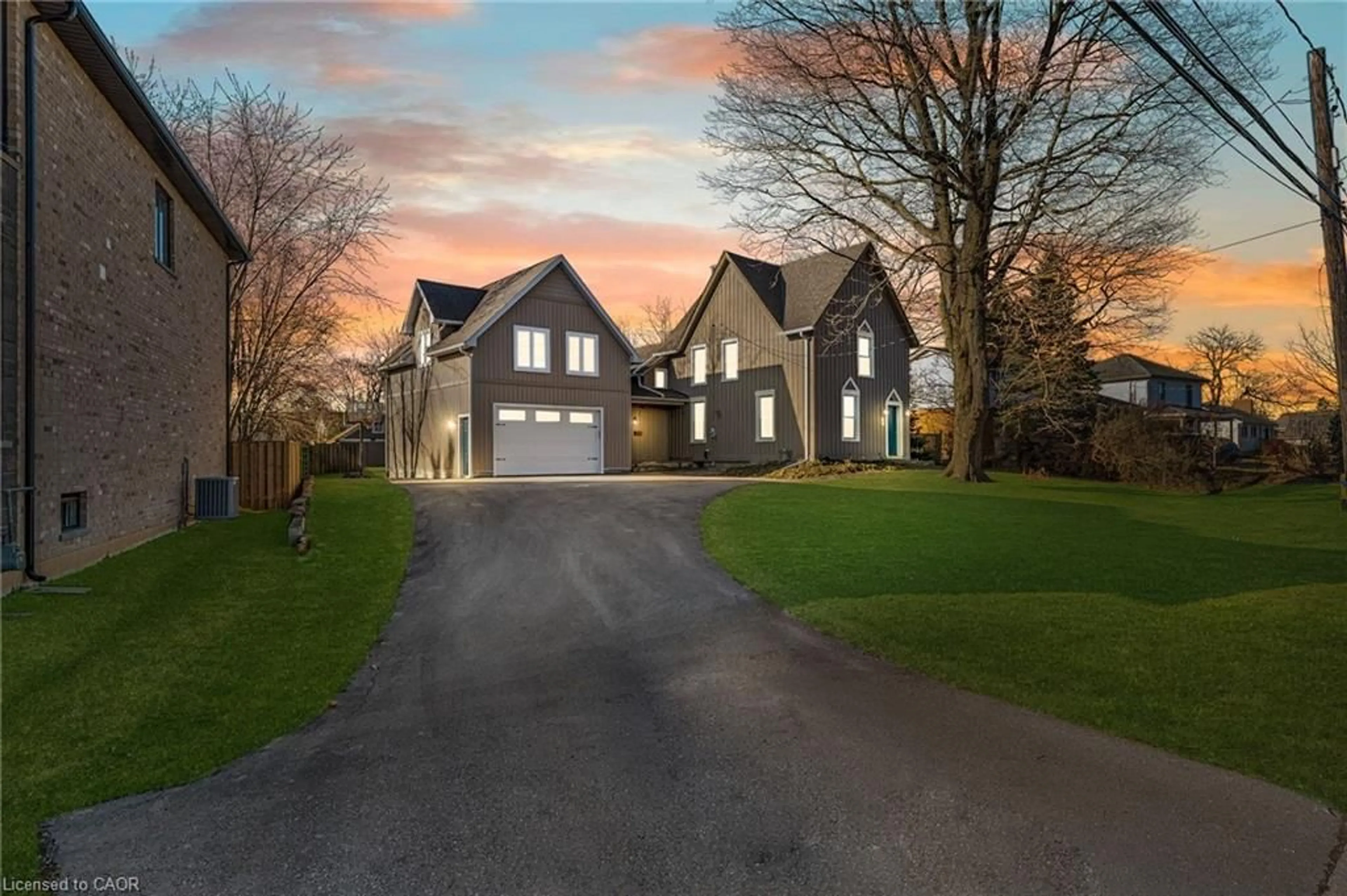 A pic from outside/outdoor area/front of a property/back of a property/a pic from drone, street for 124 Colver St, Smithville Ontario L0R 2A0