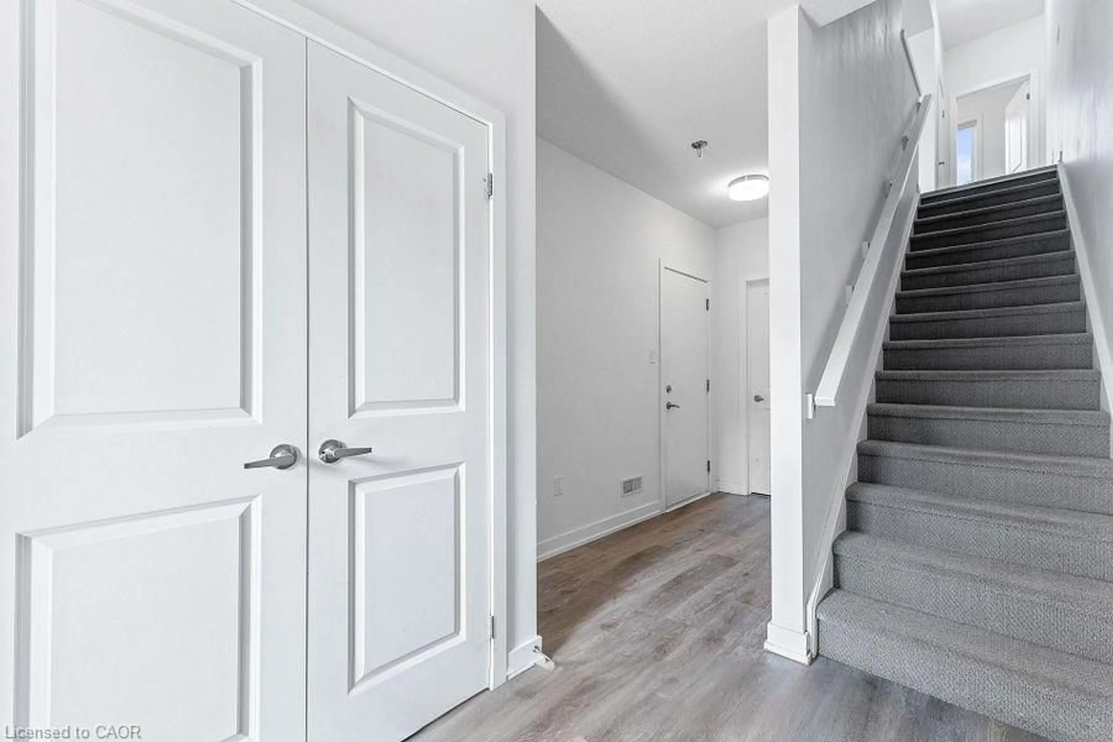 Indoor entryway for 350 River Rd #41, Cambridge Ontario N3C 2B7