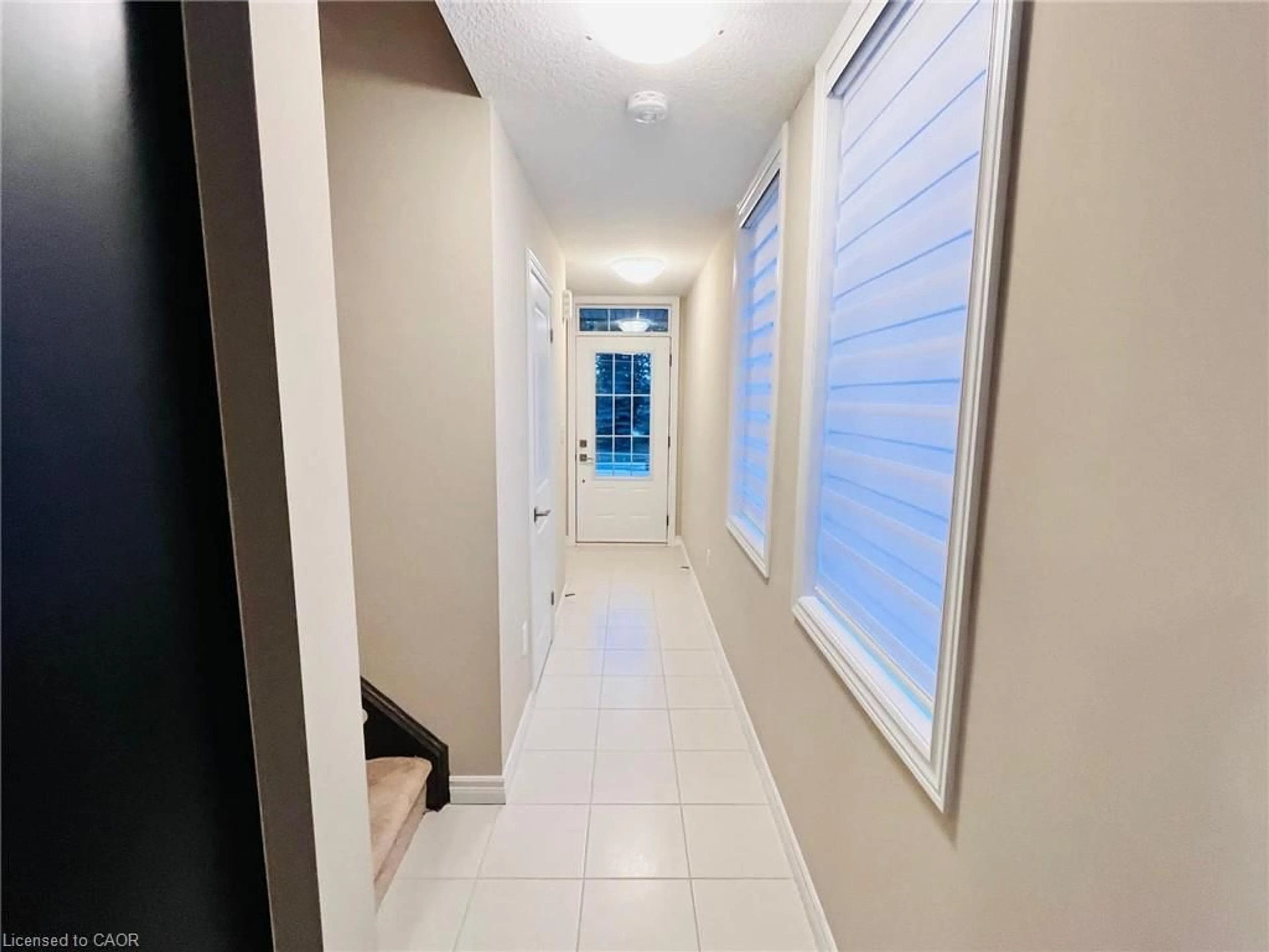 Indoor entryway for 445 Ontario St #91, Milton Ontario L9T 9K4