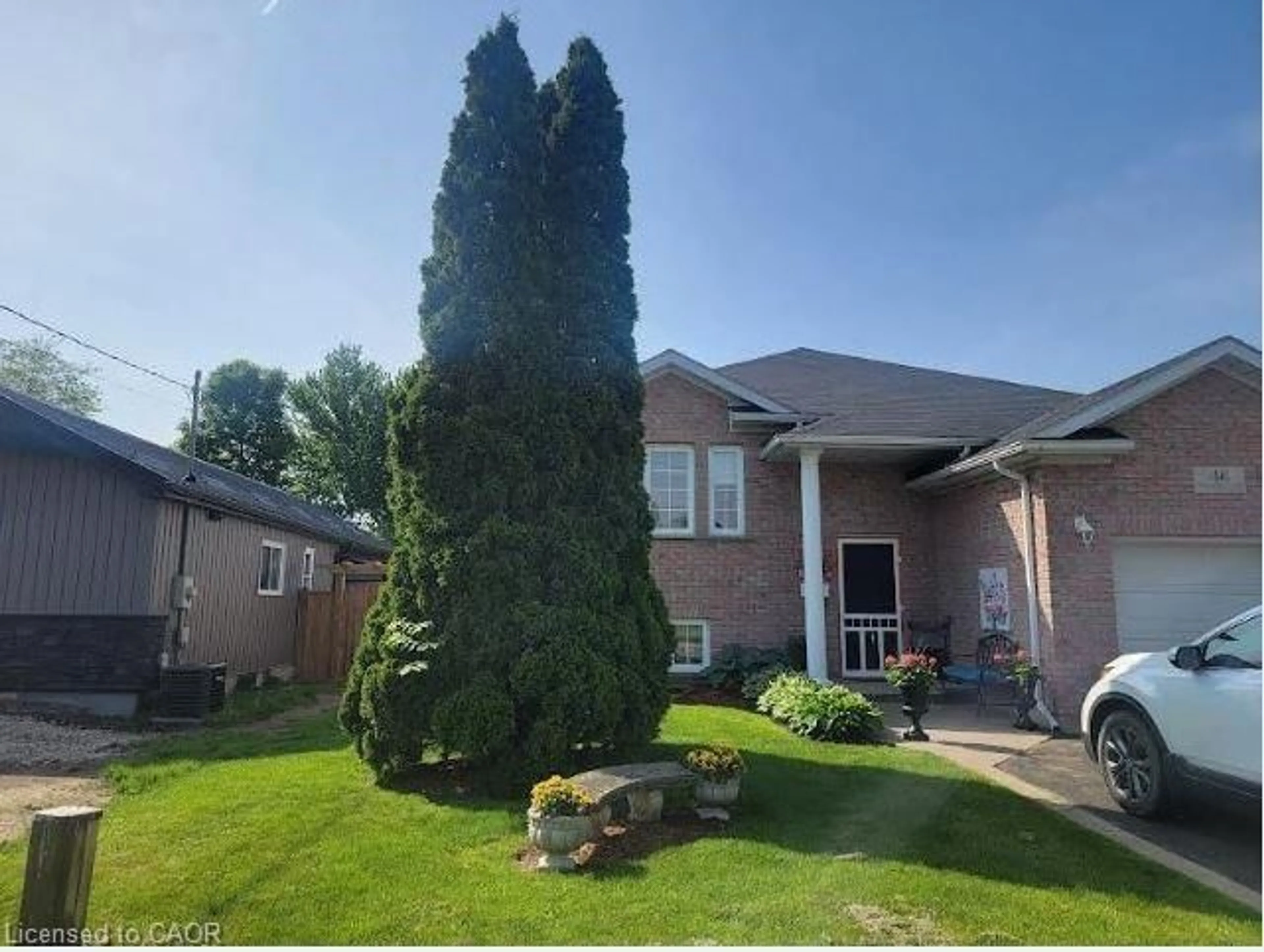 A pic from outside/outdoor area/front of a property/back of a property/a pic from drone, unknown for 46 Charles St, Brantford Ontario N3T 1B3