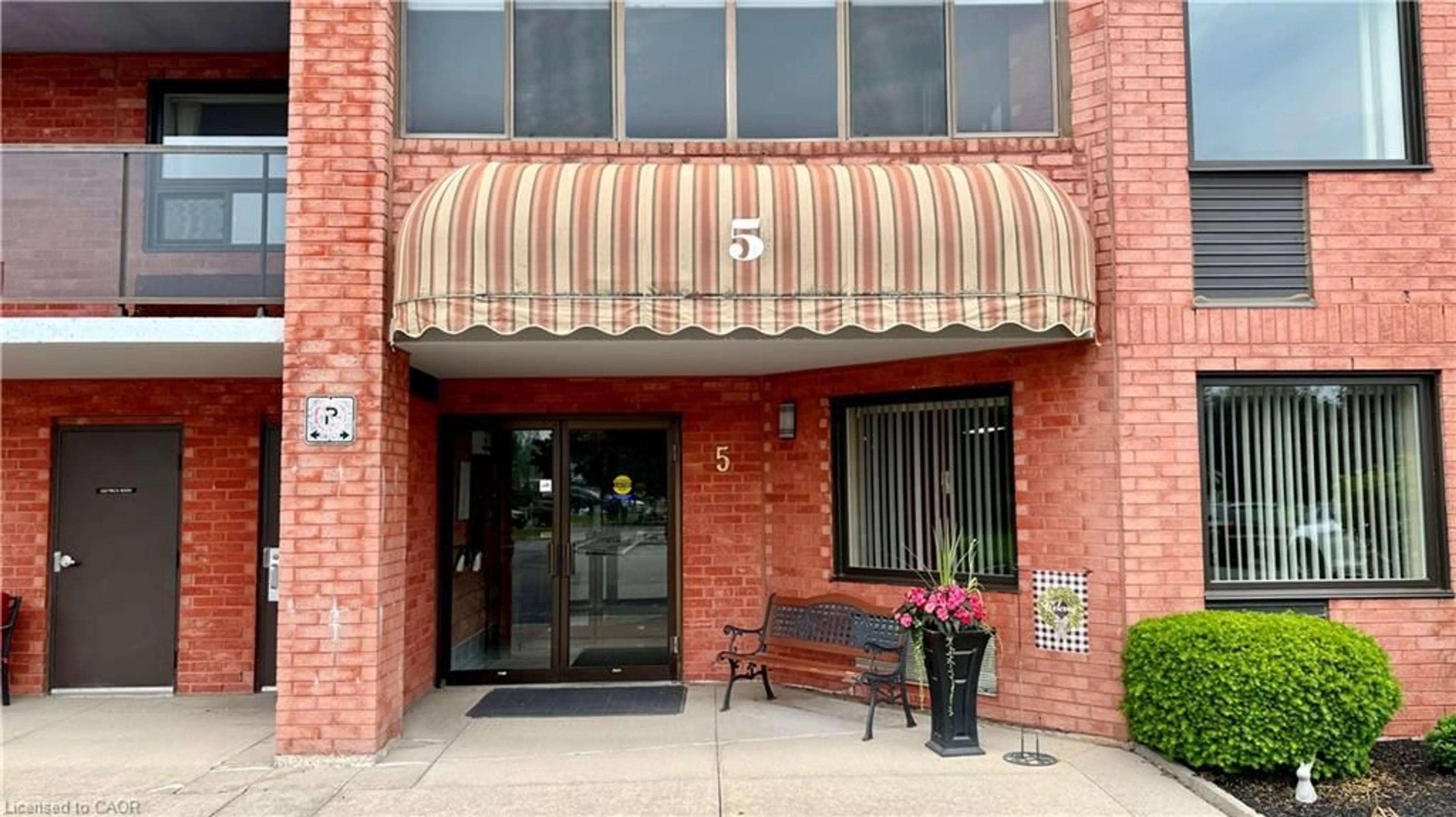 Indoor foyer for 5 Mill Pond Crt #604, Simcoe Ontario N3Y 5J6