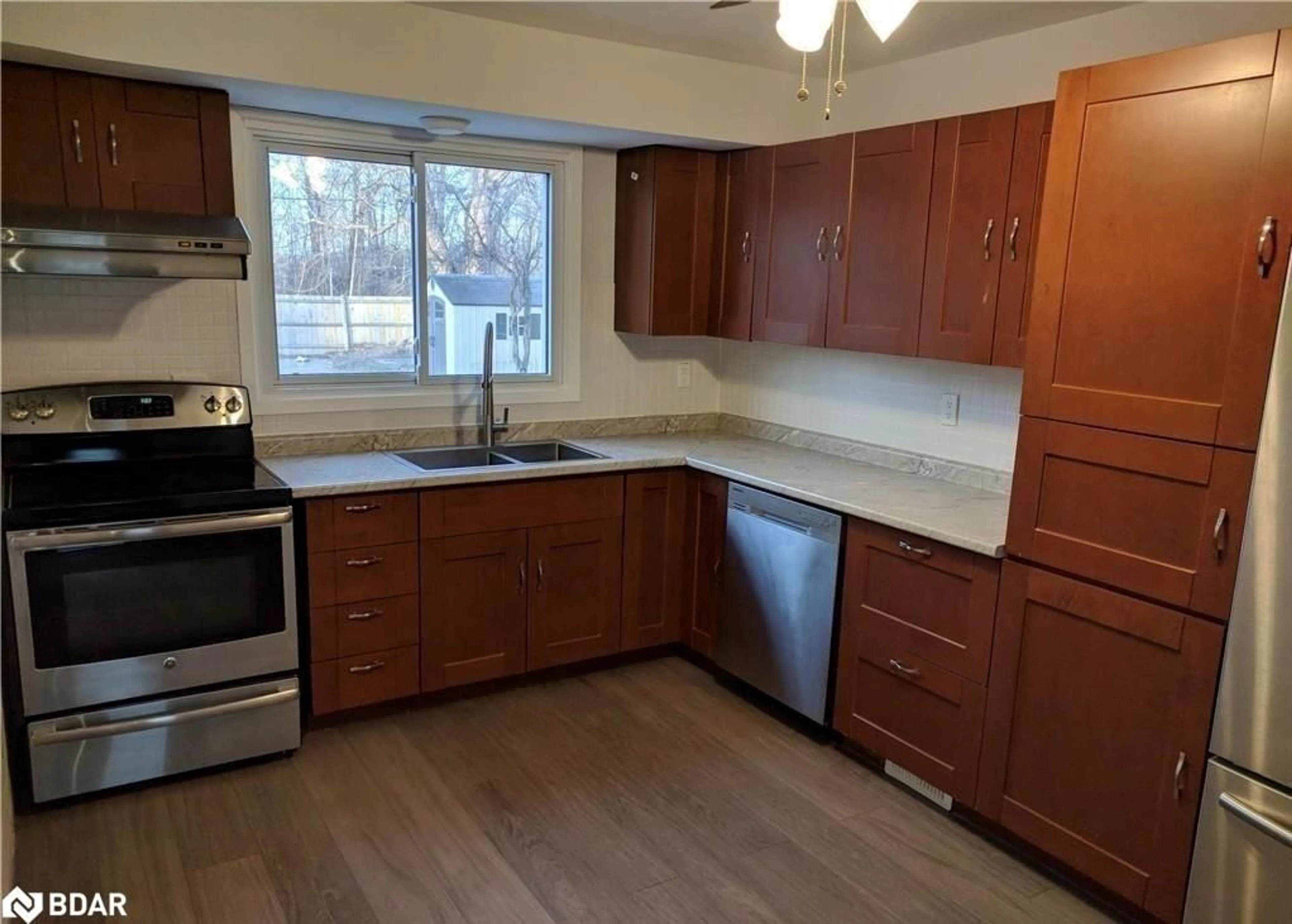 Standard kitchen, wood/laminate floor for 34 Preston Pl, Welland Ontario L3C 3K3